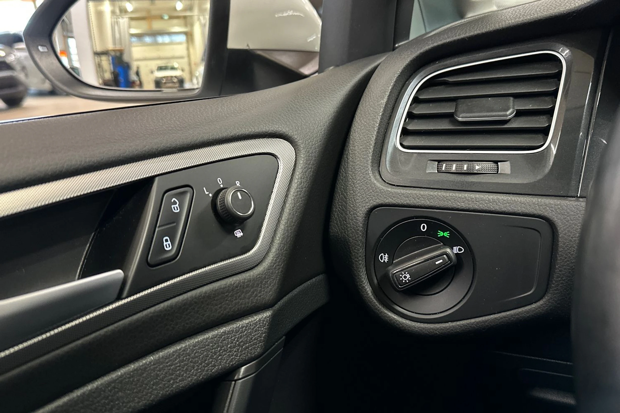 valkoinen Volkswagen Golf 2019 kuva 18.