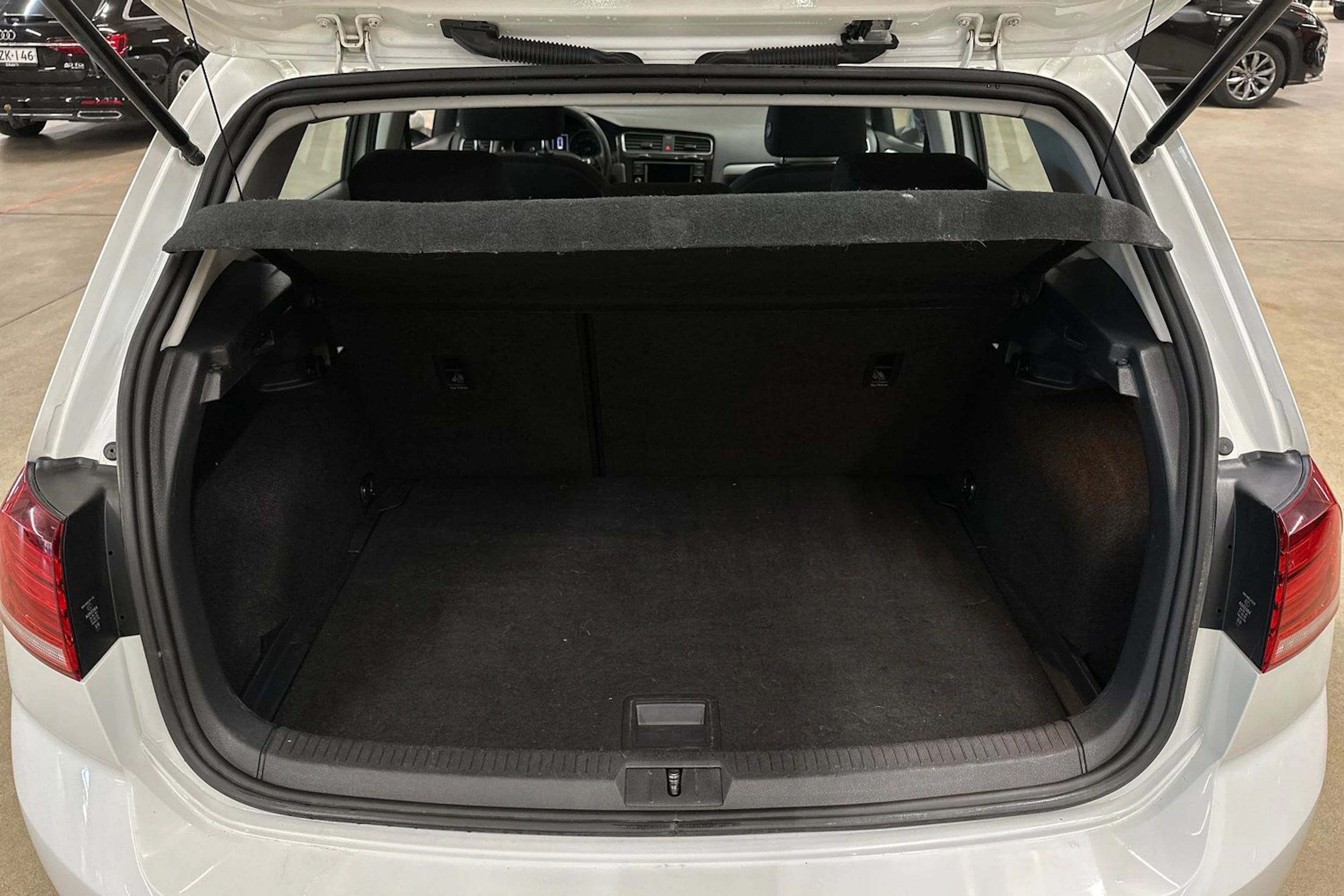 valkoinen Volkswagen Golf 2019 kuva 19.