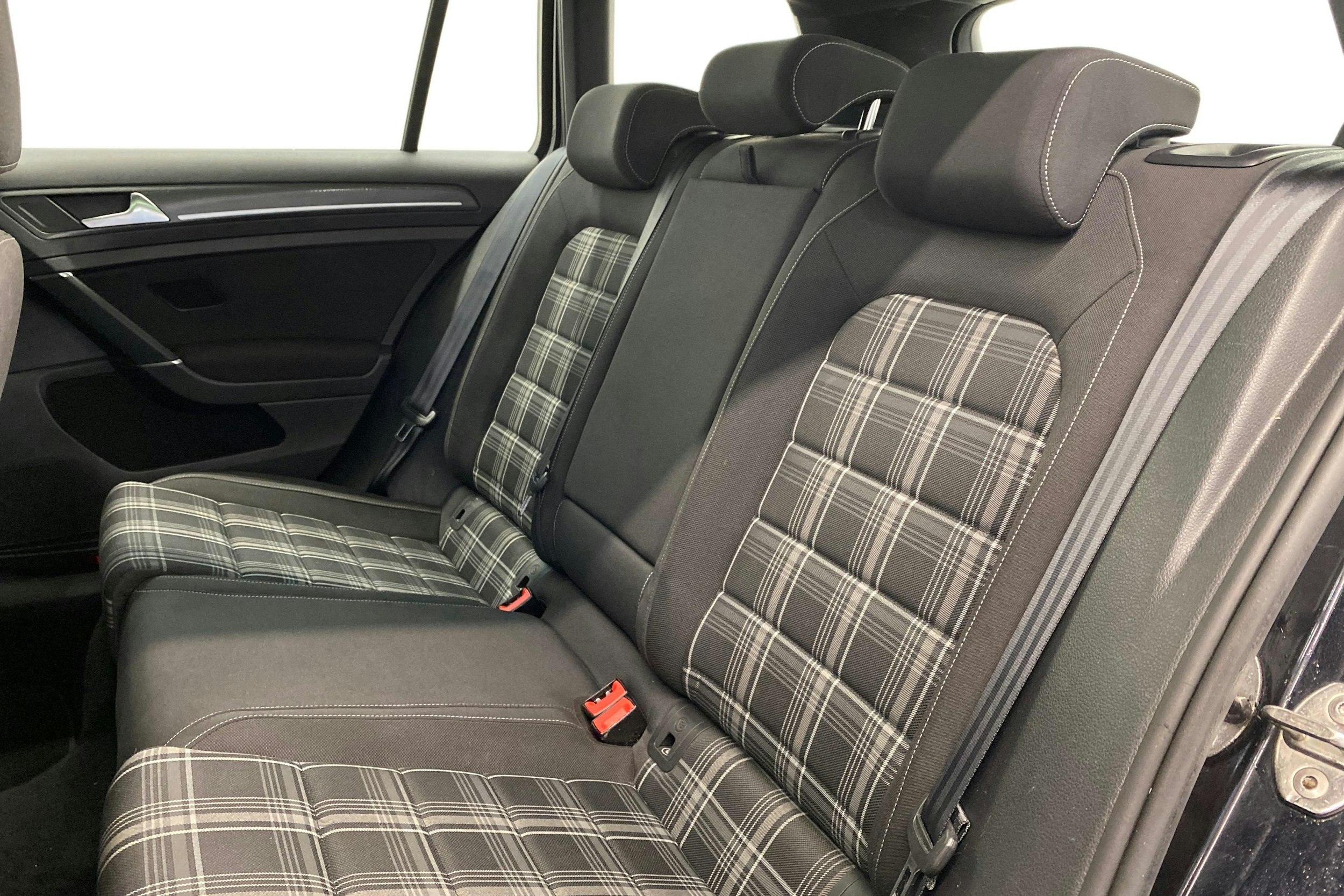 musta Volkswagen Golf 2019 kuva 8.