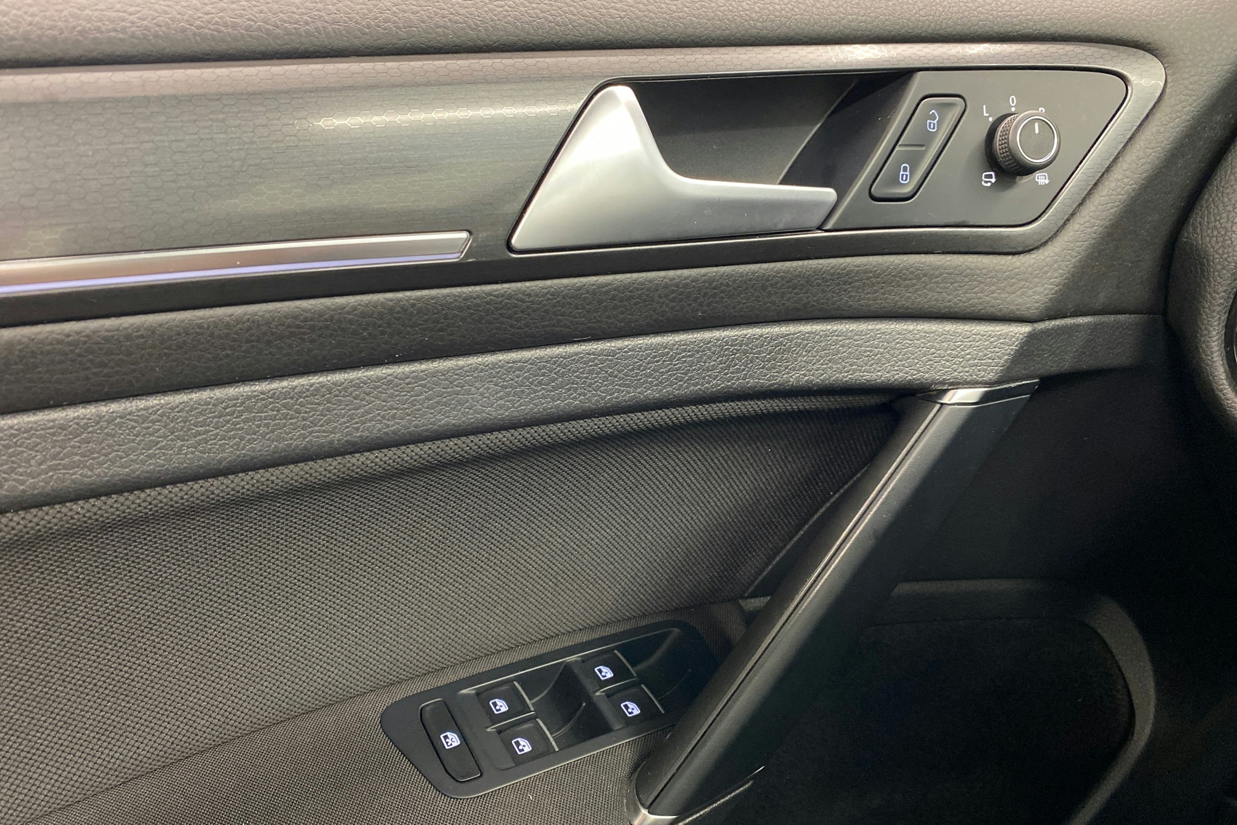 musta Volkswagen Golf 2019 kuva 16.