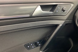 musta Volkswagen Golf 2019 kuva 16.