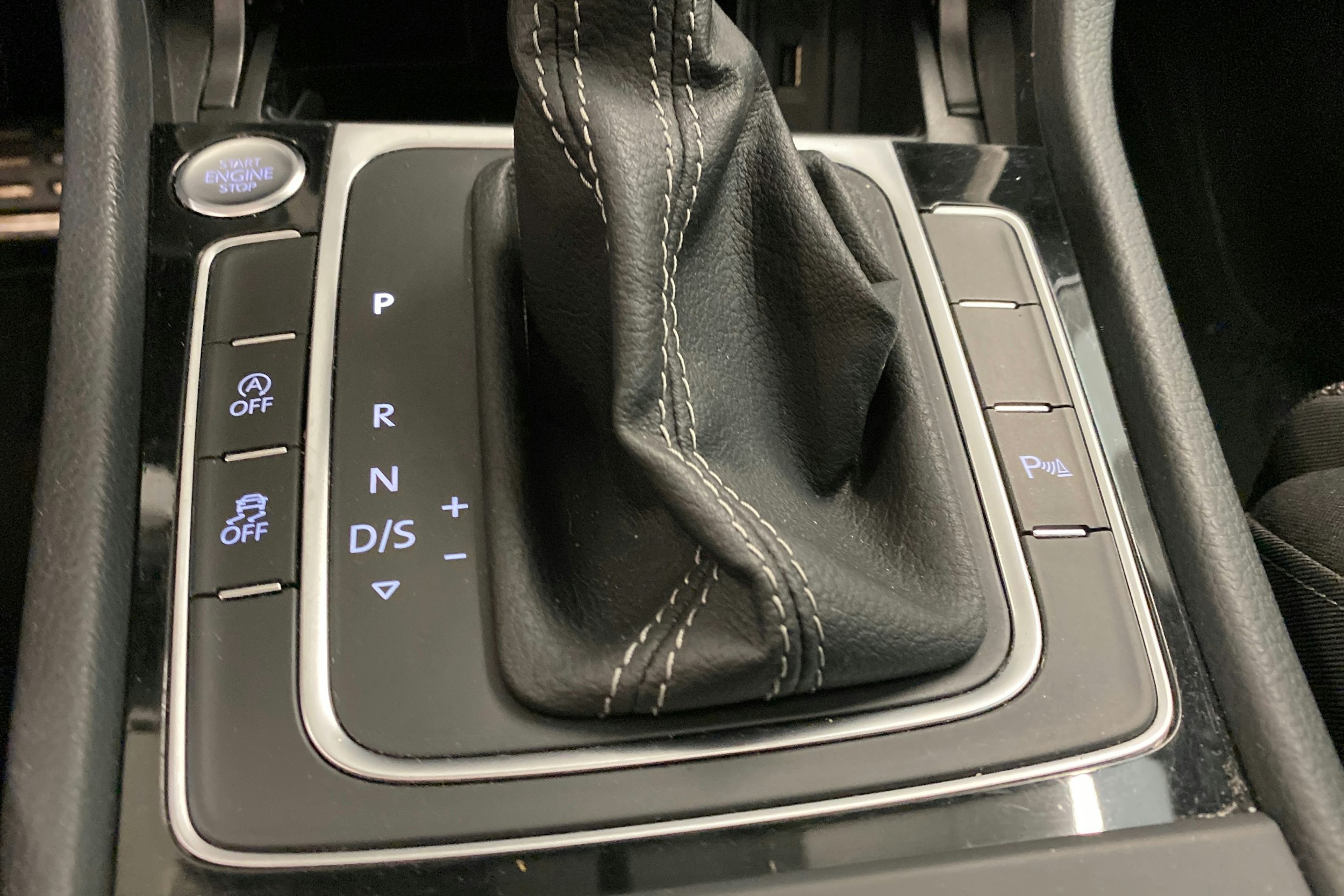 musta Volkswagen Golf 2019 kuva 20.