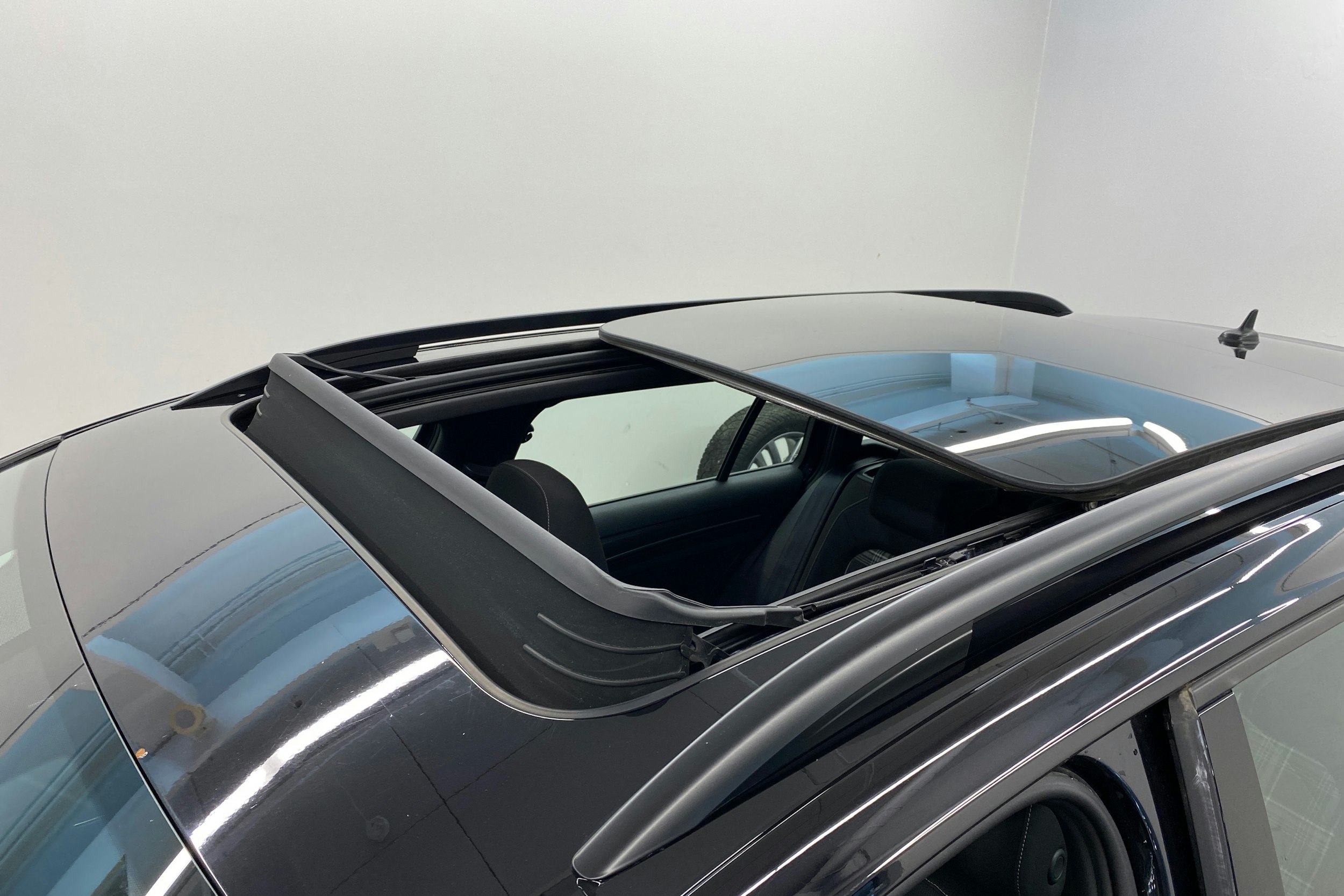 musta Volkswagen Golf 2019 kuva 28.