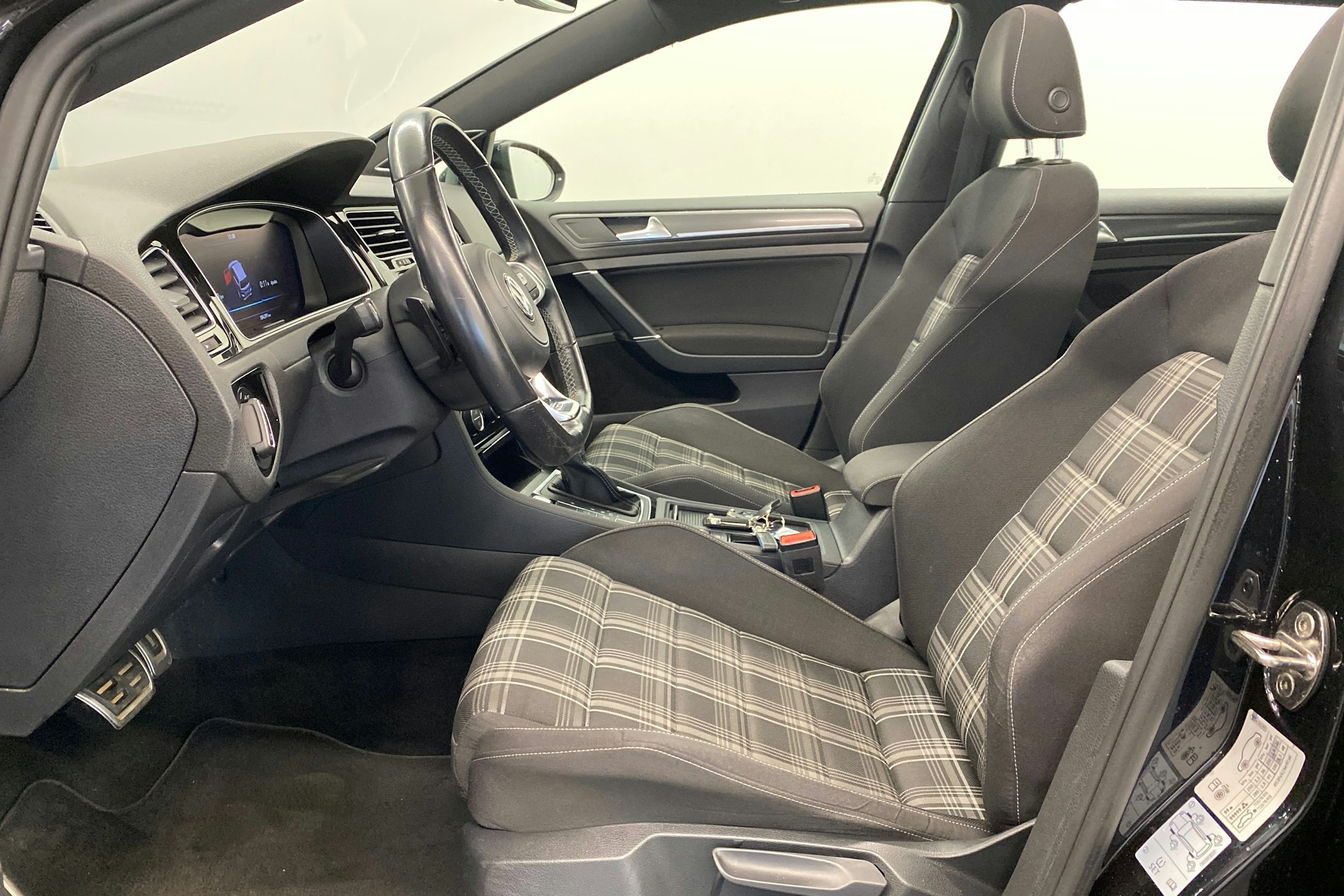 musta Volkswagen Golf 2019 kuva 29.