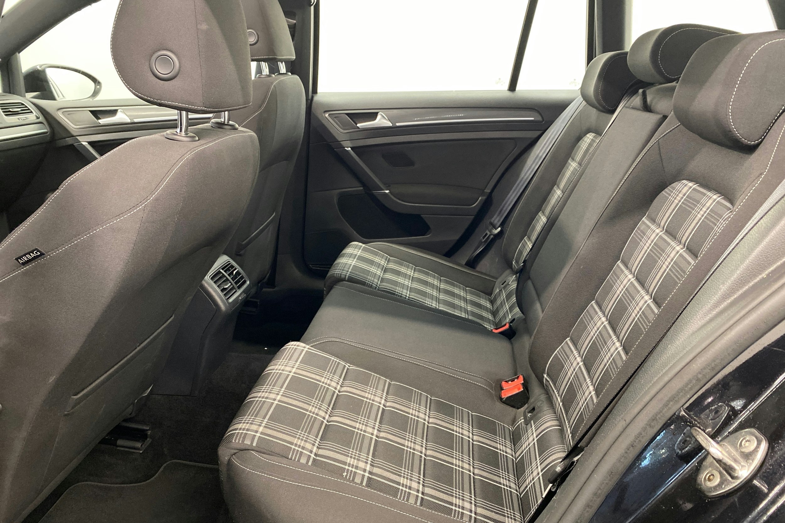 musta Volkswagen Golf 2019 kuva 31.