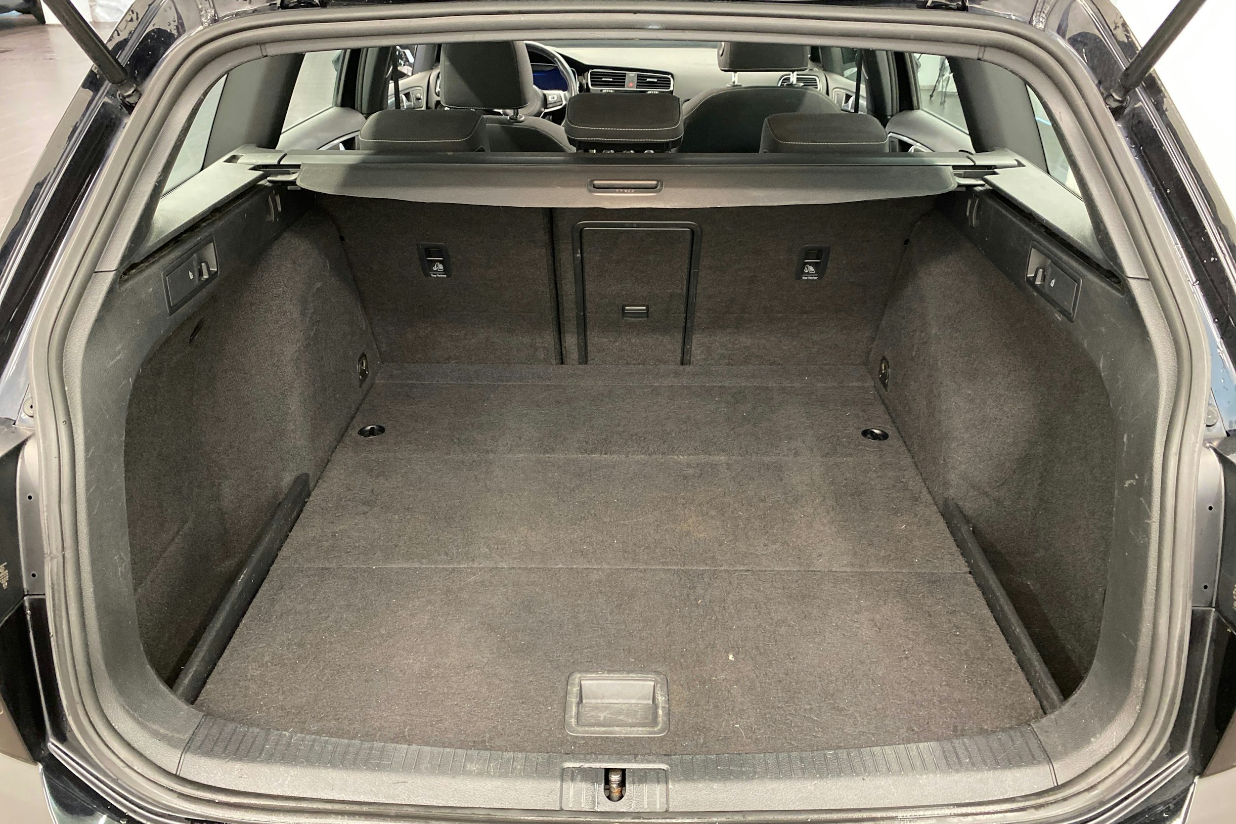 musta Volkswagen Golf 2019 kuva 32.