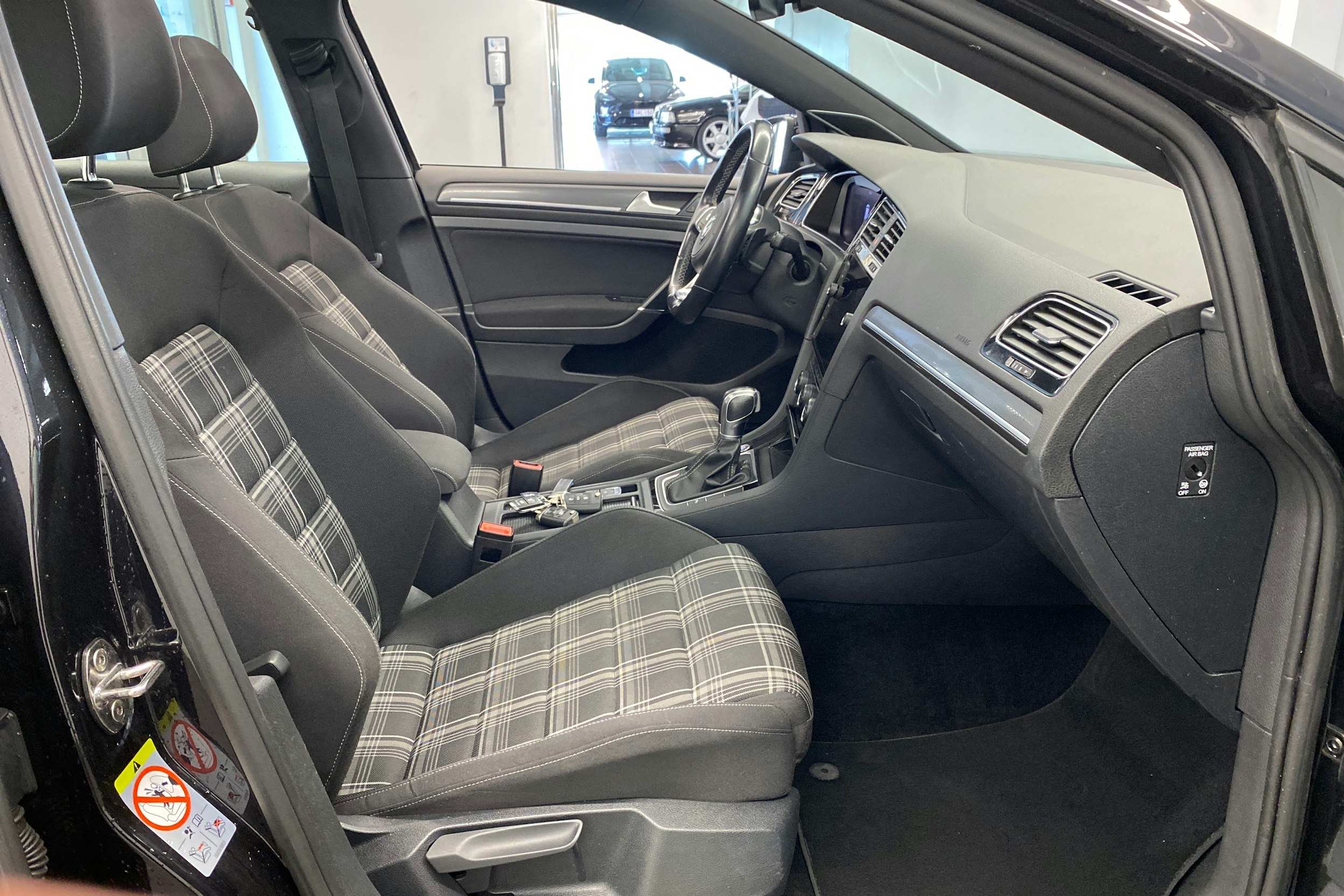 musta Volkswagen Golf 2019 kuva 33.