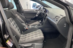 musta Volkswagen Golf 2019 kuva 33.