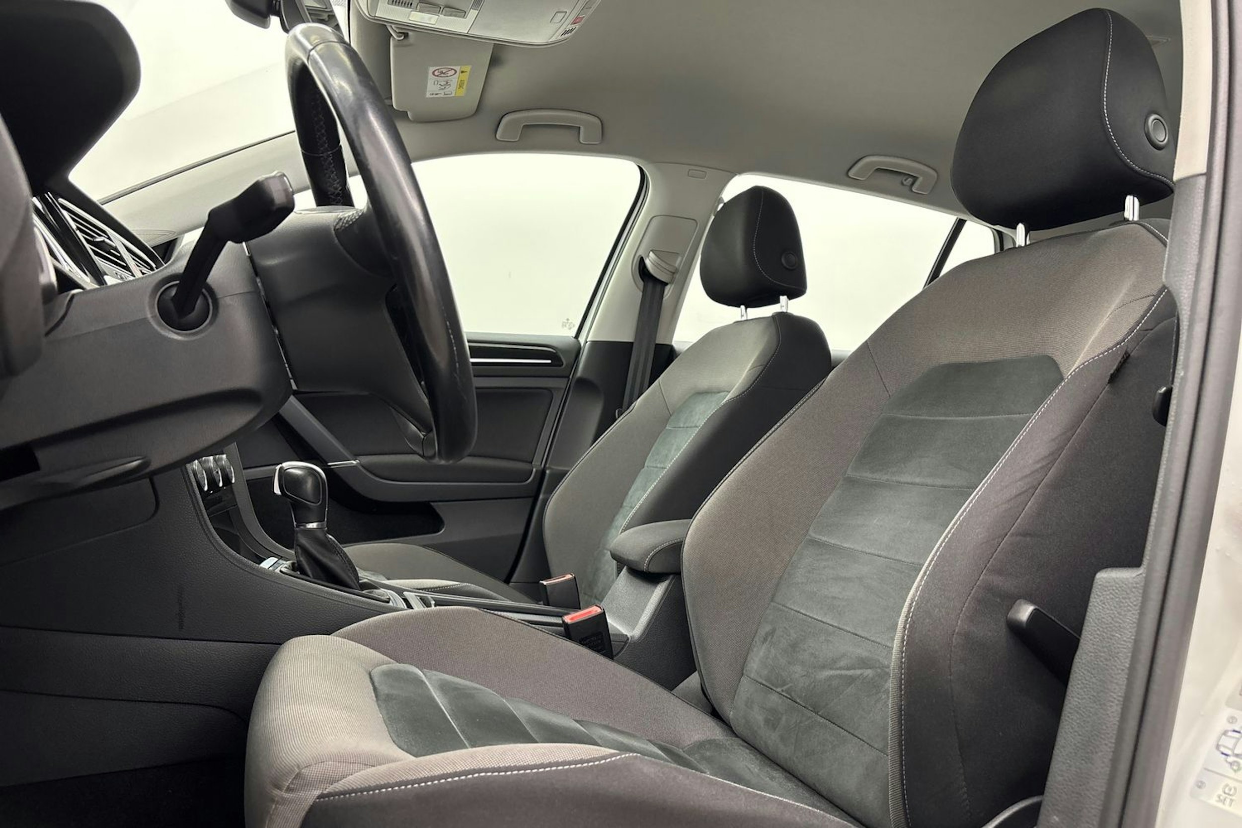 valkoinen Volkswagen Golf 2019 kuva 14.