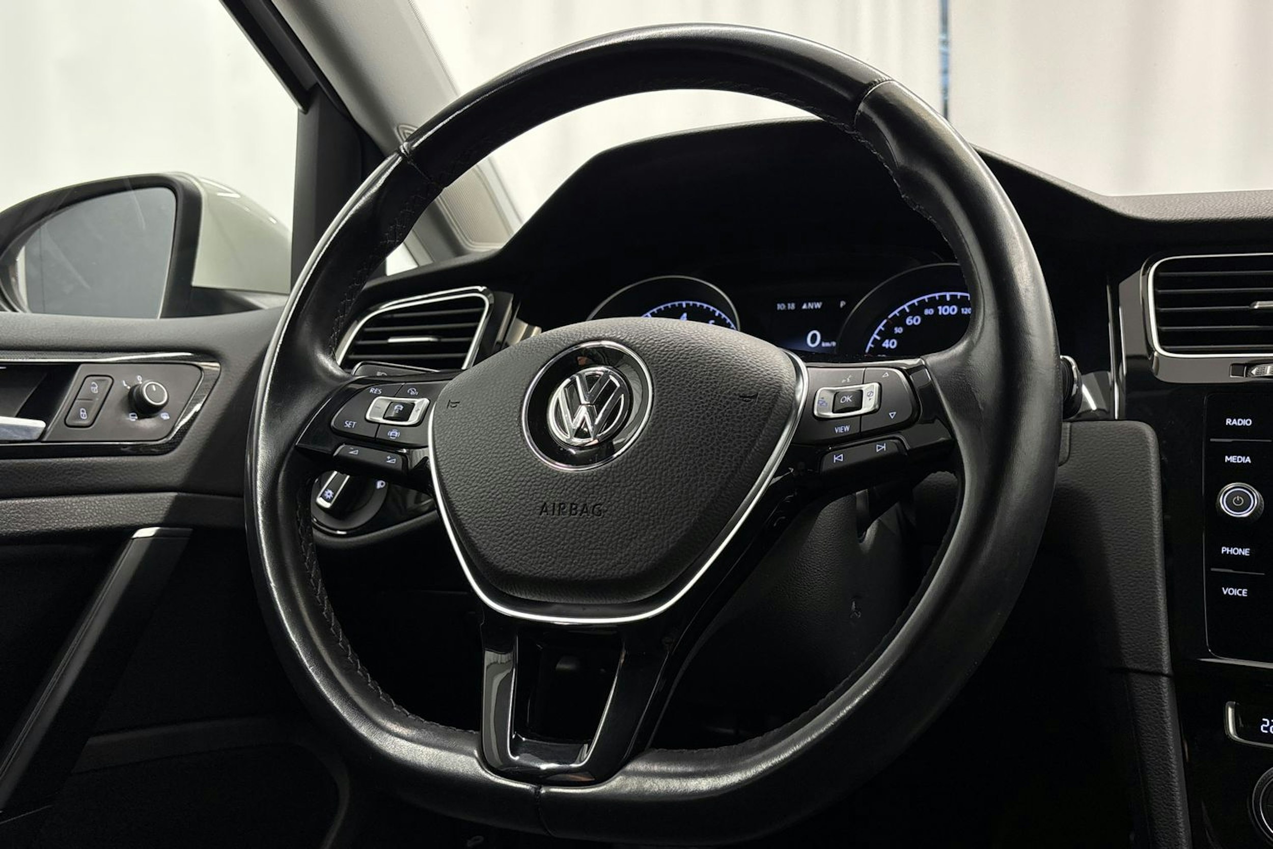 valkoinen Volkswagen Golf 2019 kuva 15.