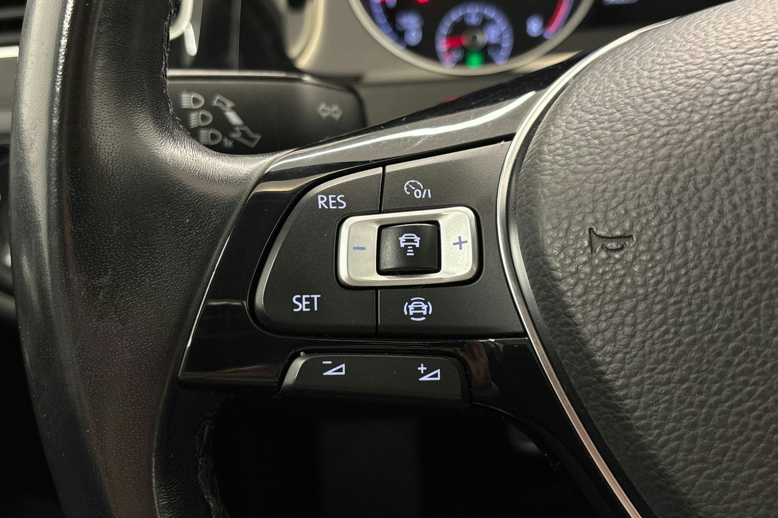 valkoinen Volkswagen Golf 2019 kuva 16.