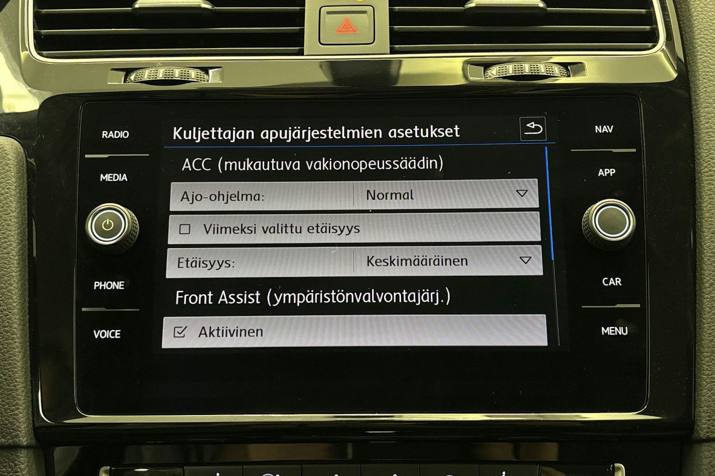 valkoinen Volkswagen Golf 2019 kuva 20.