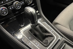 valkoinen Volkswagen Golf 2019 kuva 23.