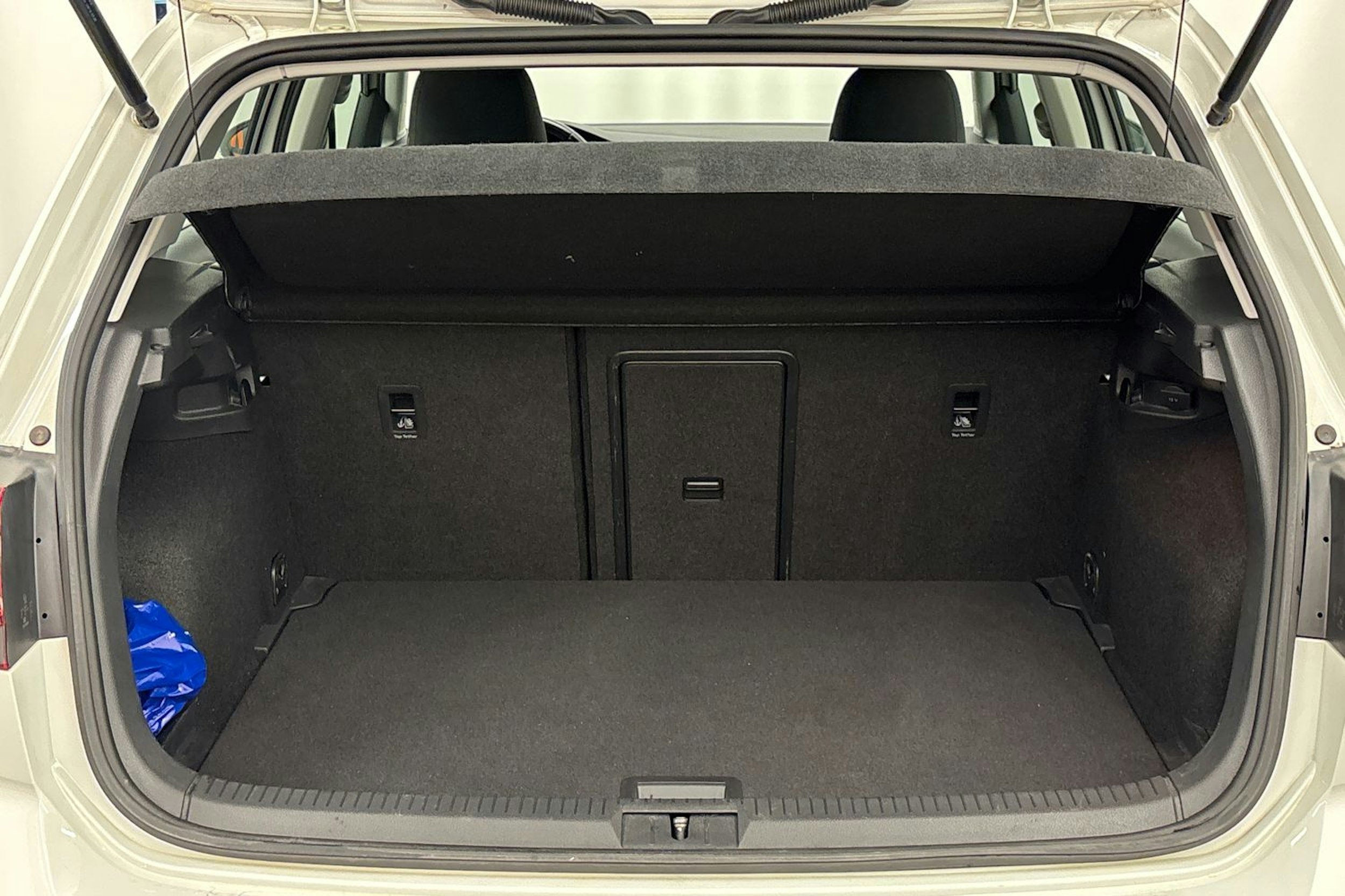 valkoinen Volkswagen Golf 2019 kuva 24.