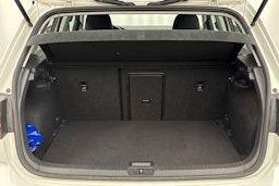 valkoinen Volkswagen Golf 2019 kuva 24.