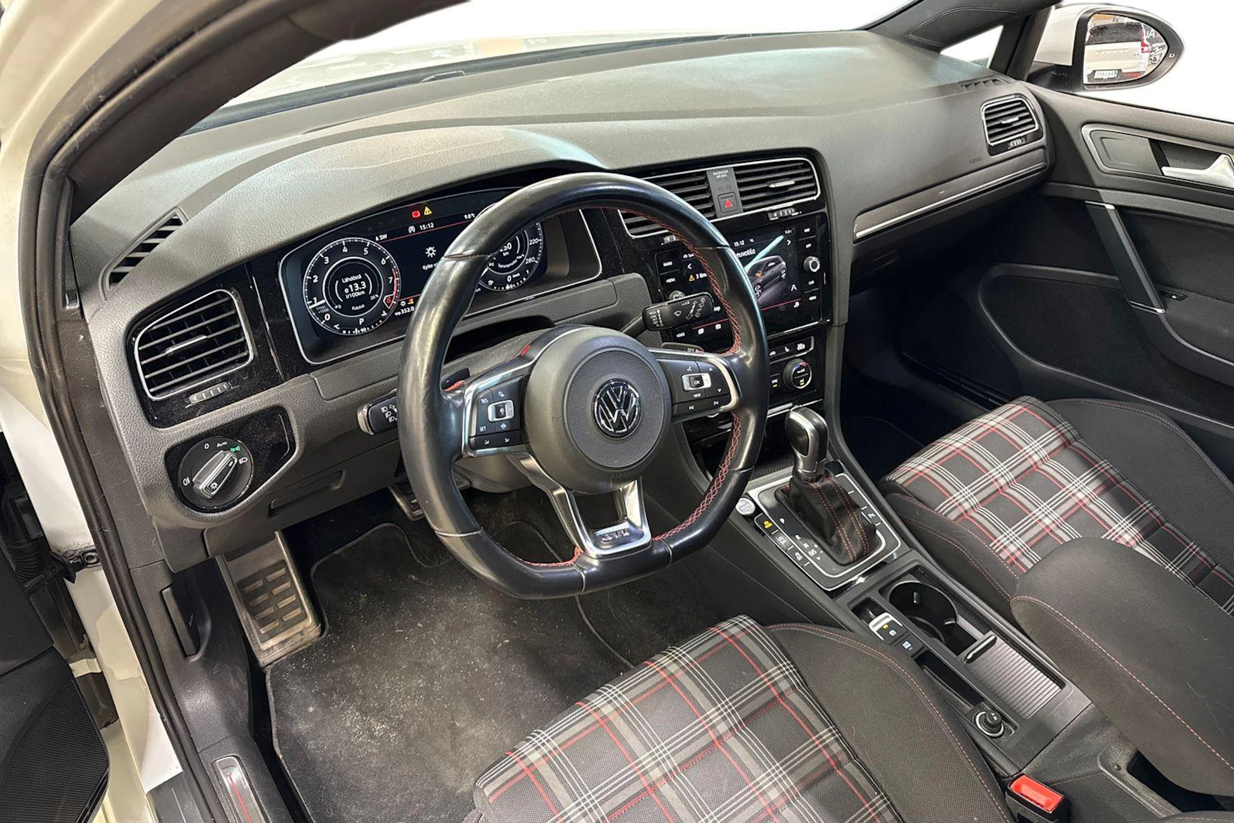valkoinen Volkswagen Golf 2019 kuva 3.