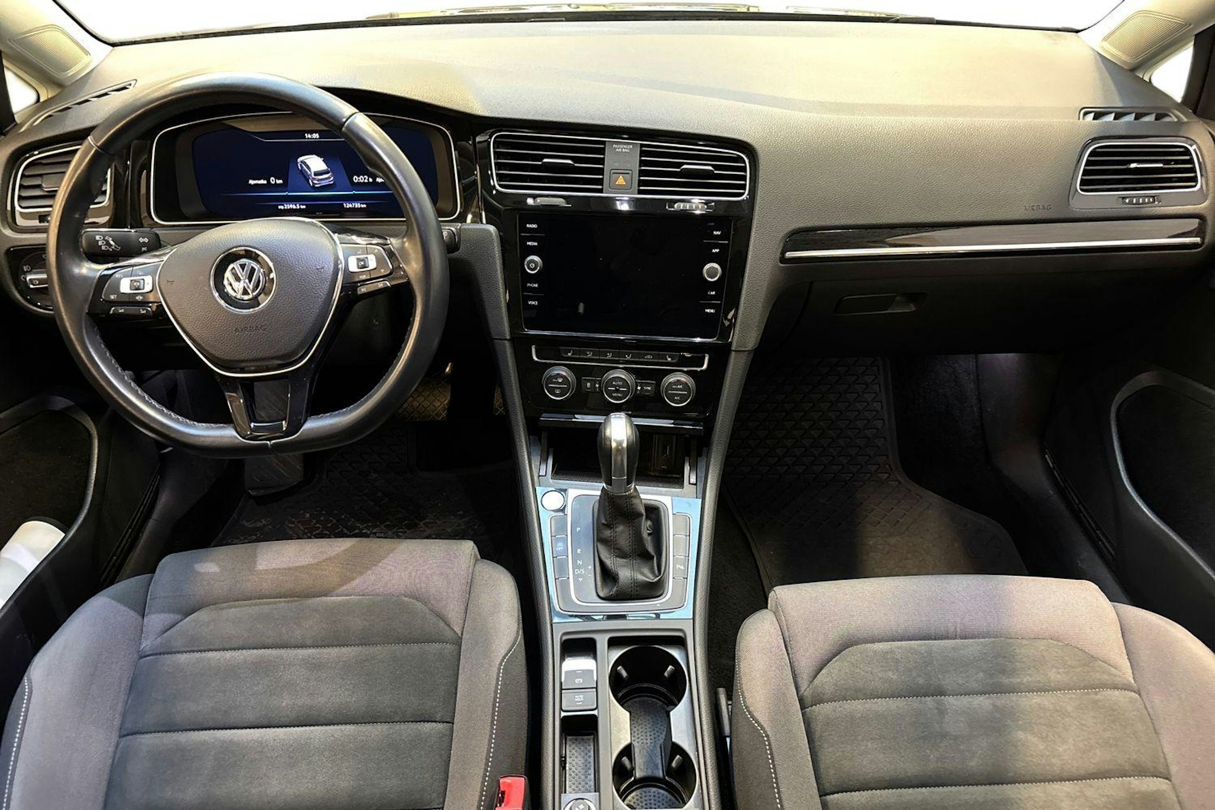 musta Volkswagen Golf 2019 kuva 9.