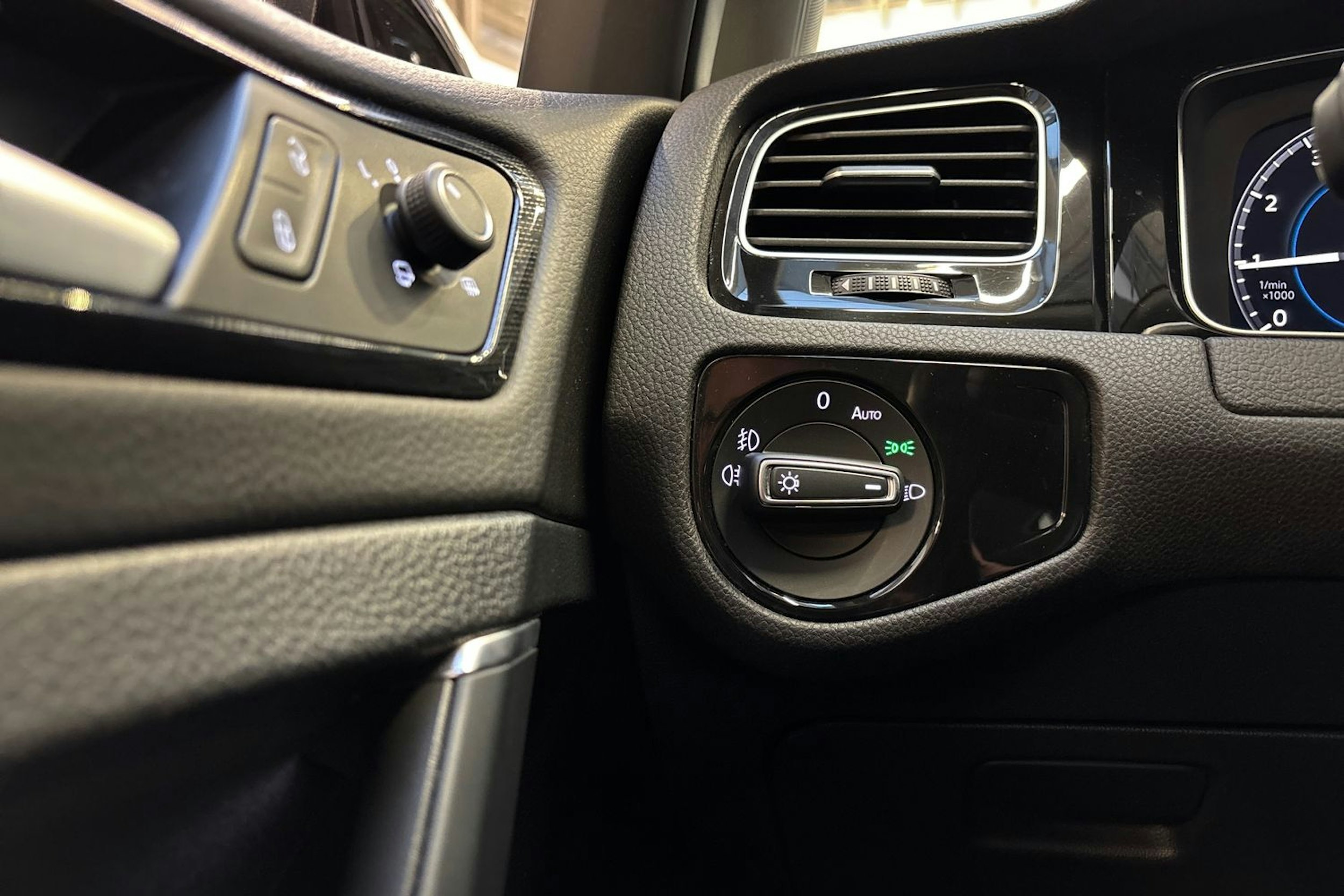 musta Volkswagen Golf 2019 kuva 16.