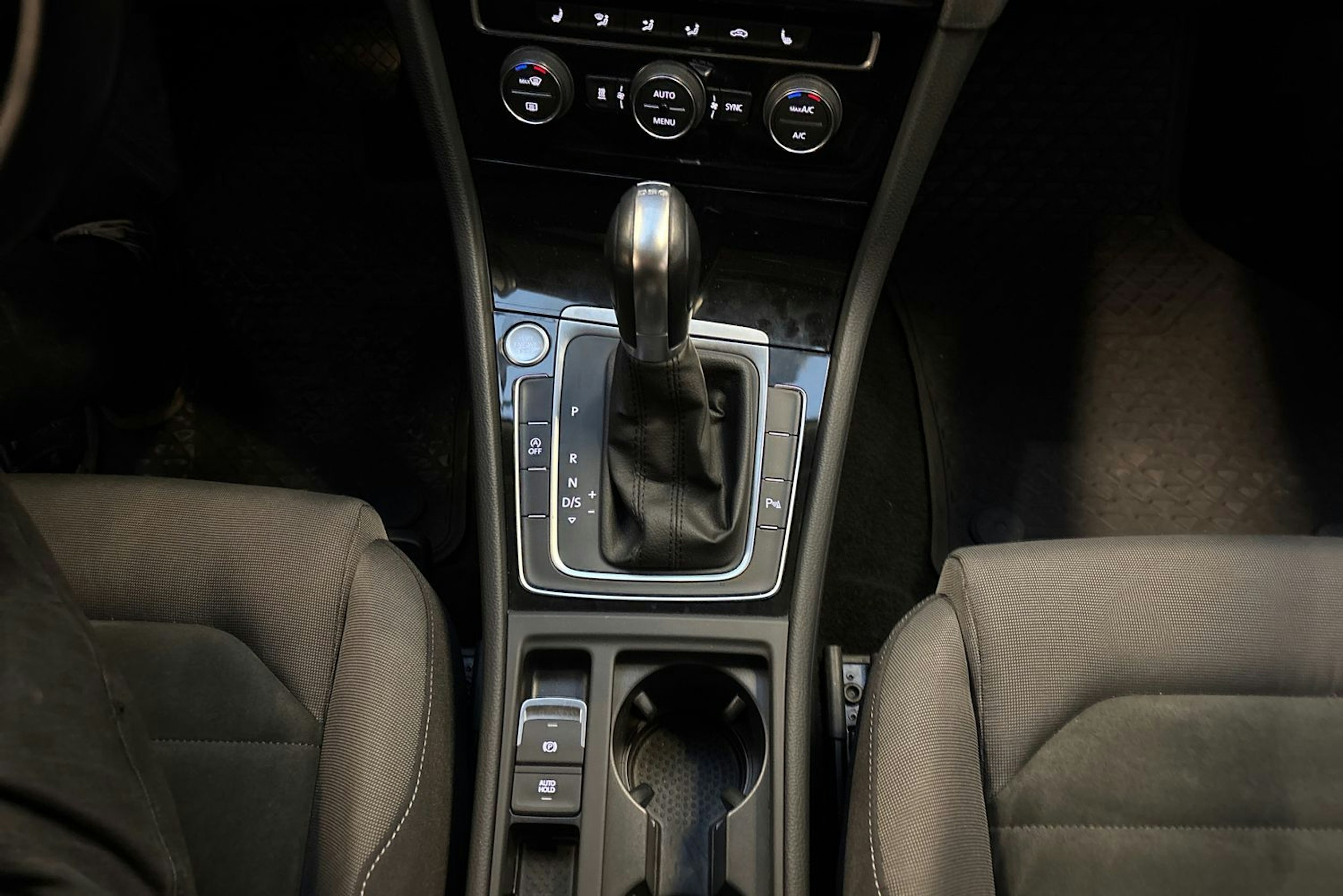 musta Volkswagen Golf 2019 kuva 23.