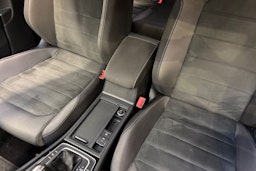 musta Volkswagen Golf 2019 kuva 24.