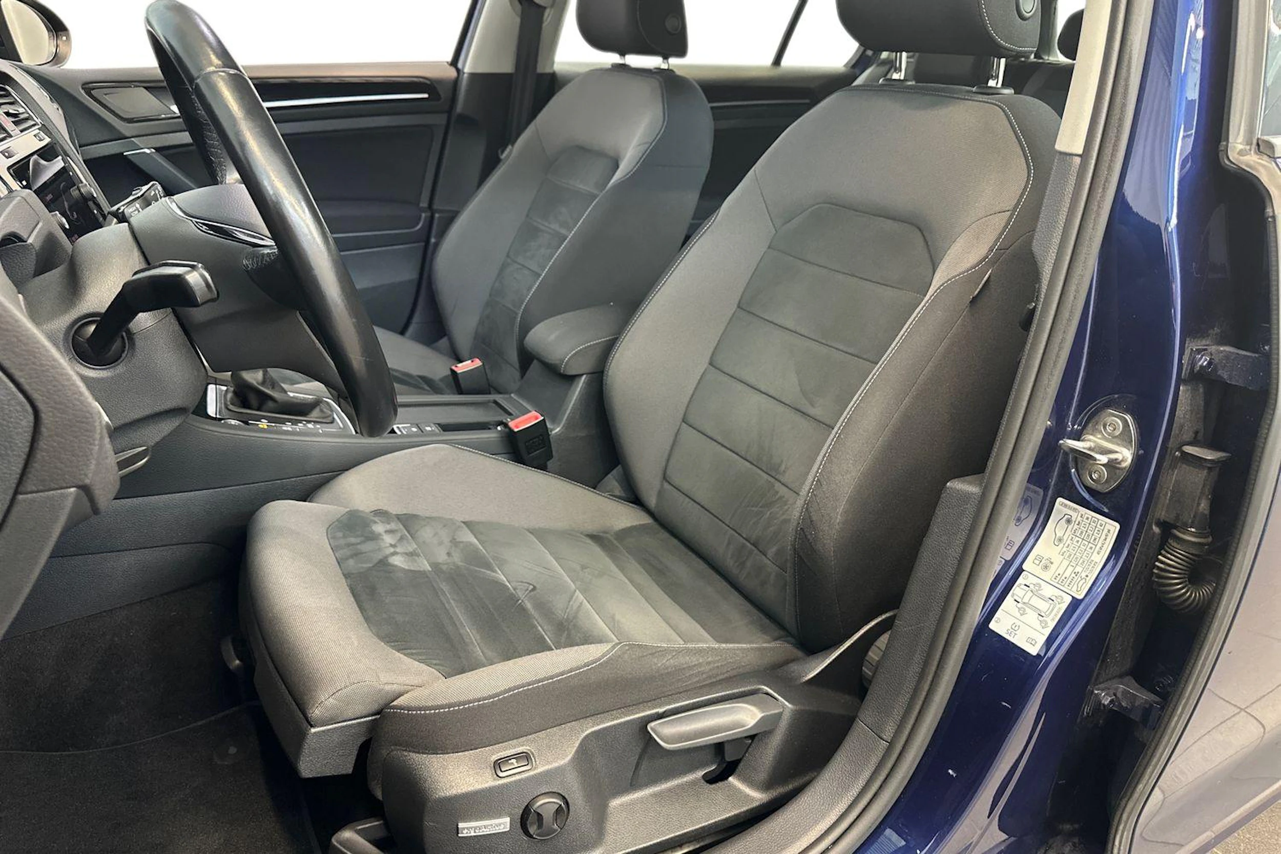Sininen Volkswagen GOLF 2019 kuva 7.
