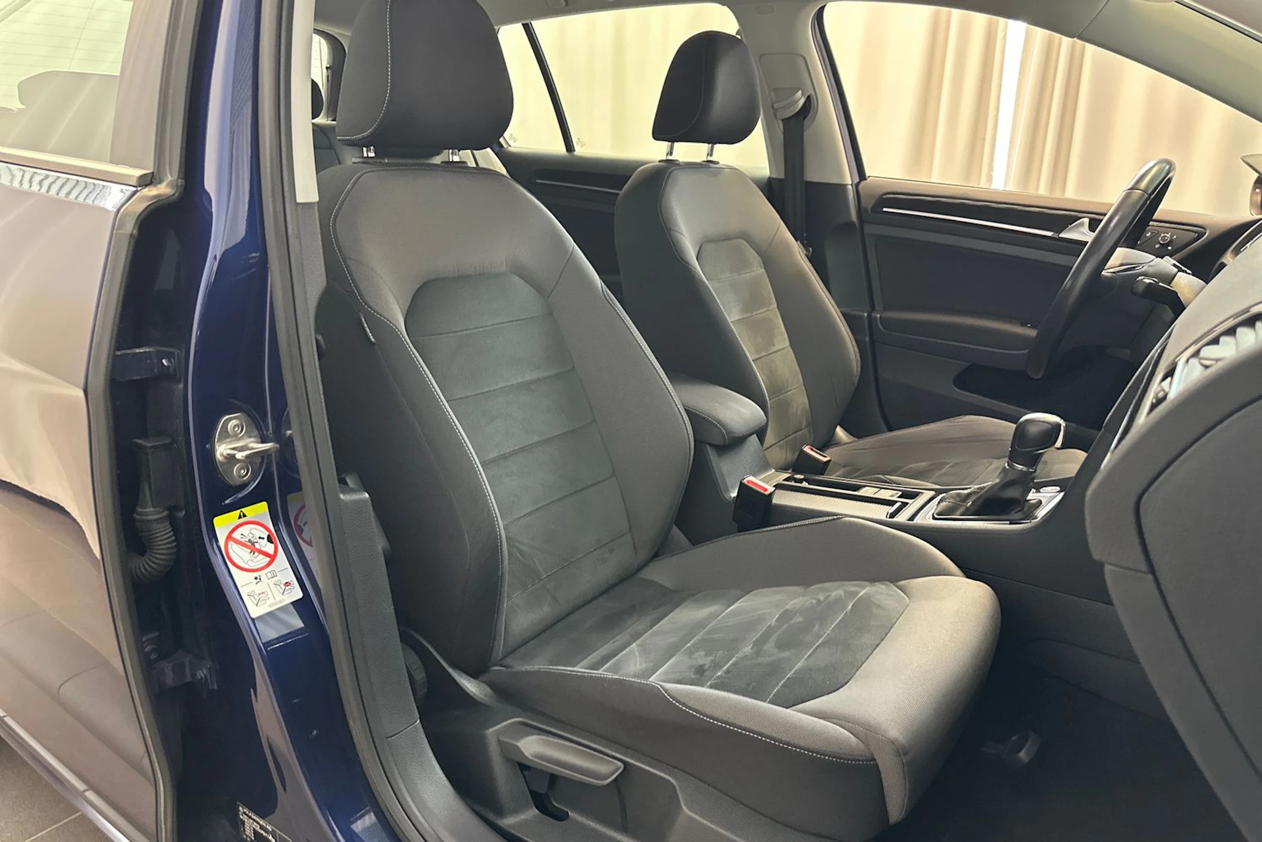 Sininen Volkswagen GOLF 2019 kuva 11.