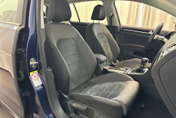 Sininen Volkswagen GOLF 2019 kuva 11.