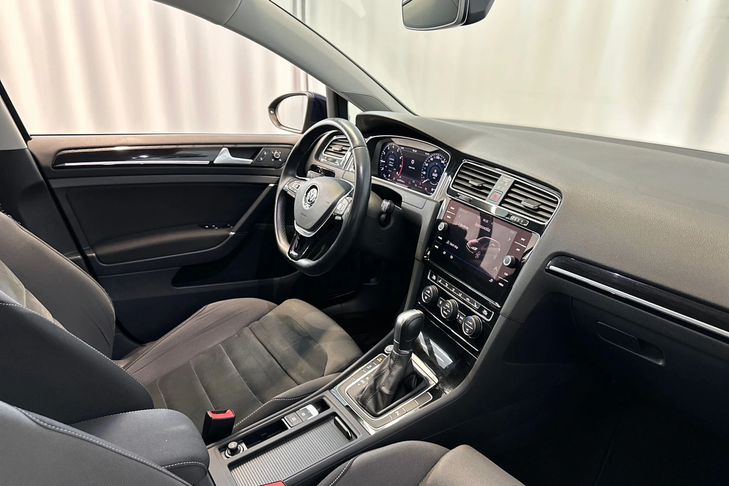 Sininen Volkswagen GOLF 2019 kuva 12.