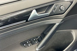 Sininen Volkswagen GOLF 2019 kuva 14.