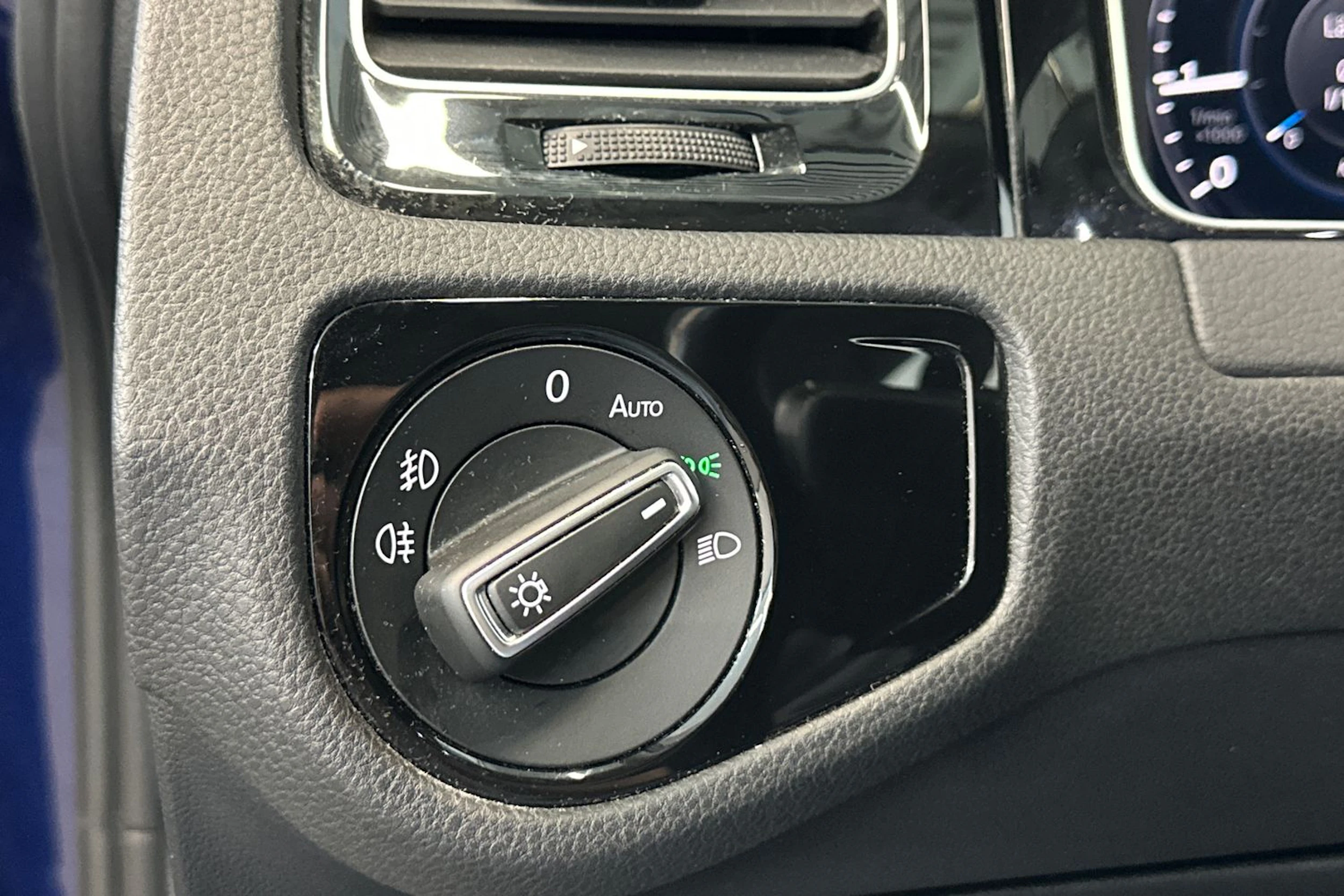 Sininen Volkswagen GOLF 2019 kuva 16.