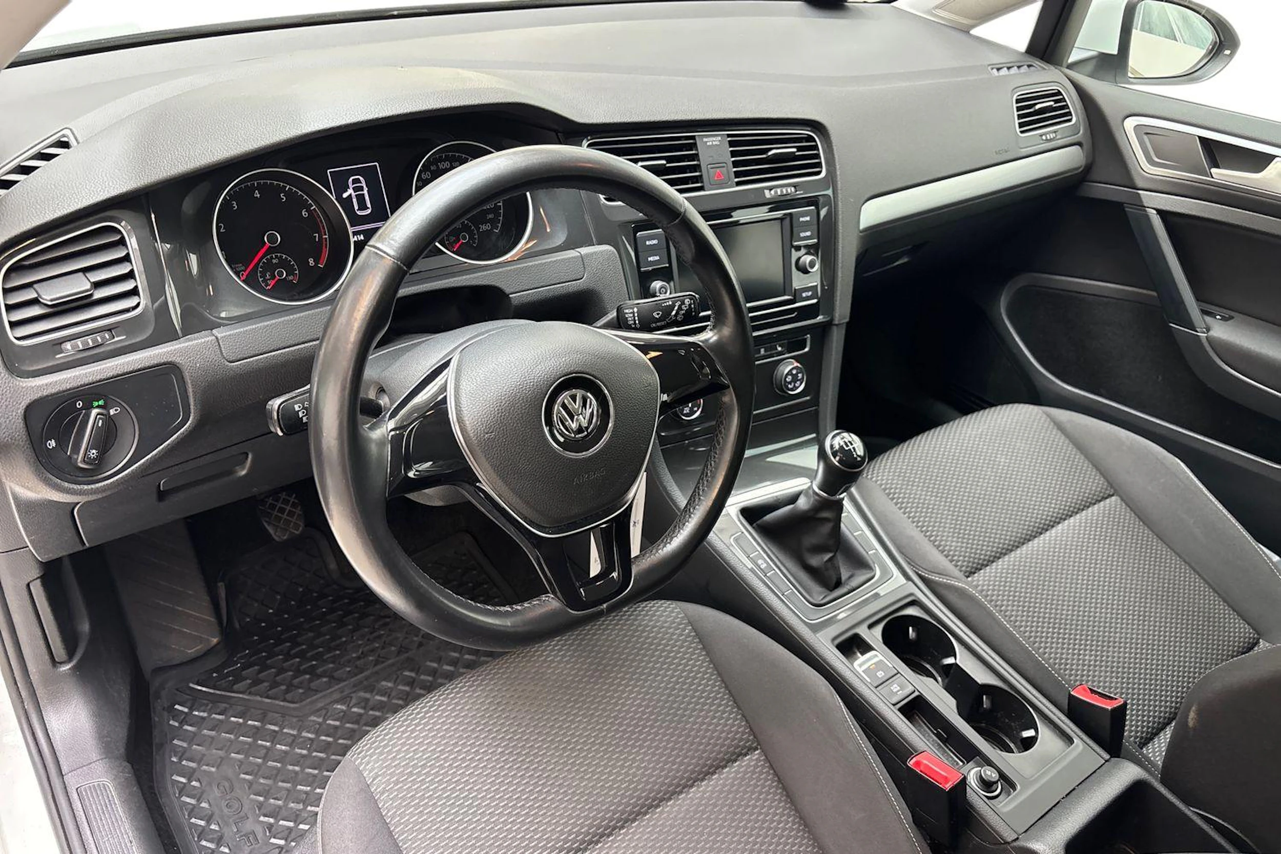 valkoinen Volkswagen Golf 2019 kuva 6.