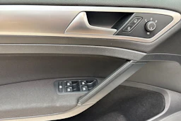 valkoinen Volkswagen Golf 2019 kuva 13.