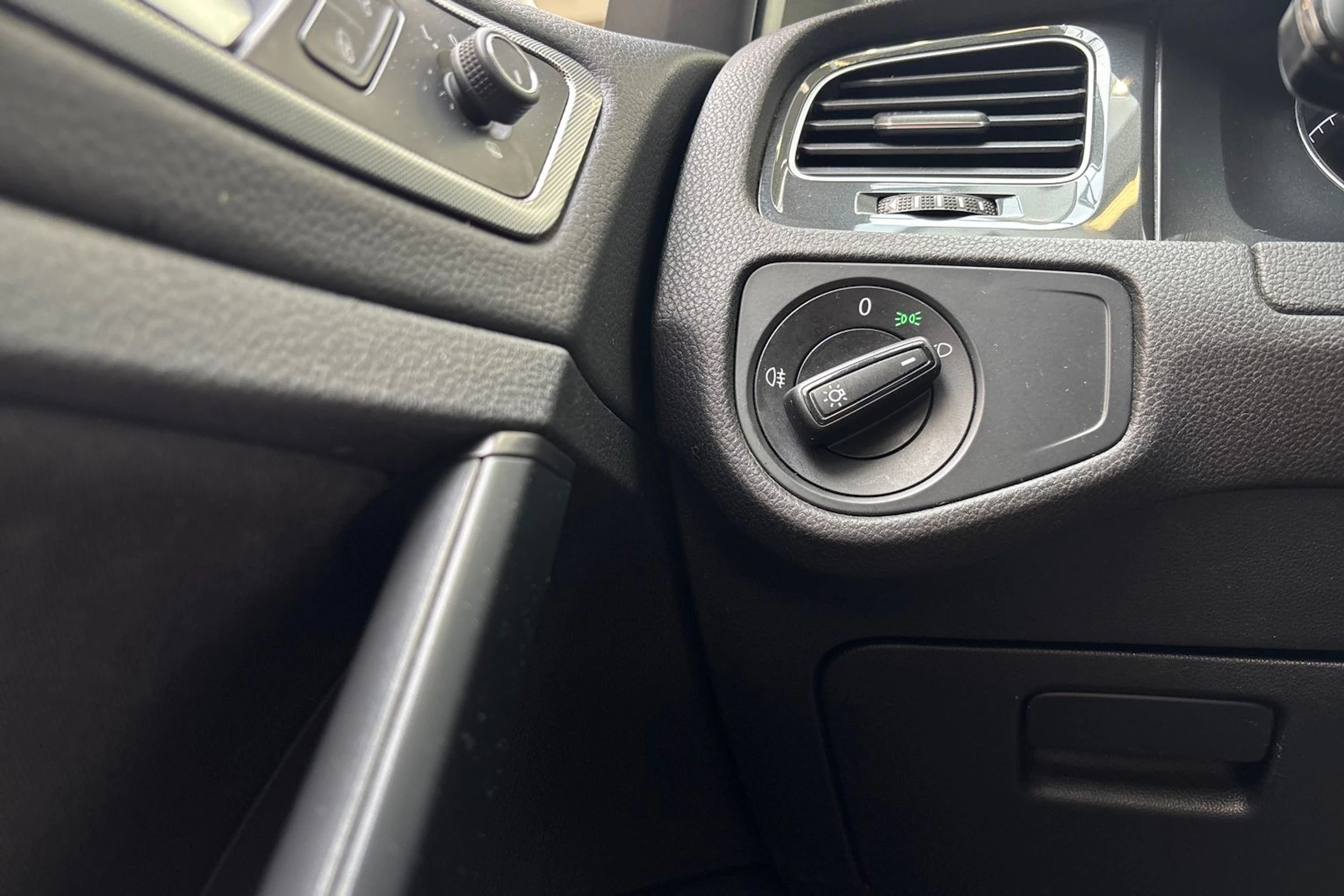 valkoinen Volkswagen Golf 2019 kuva 14.