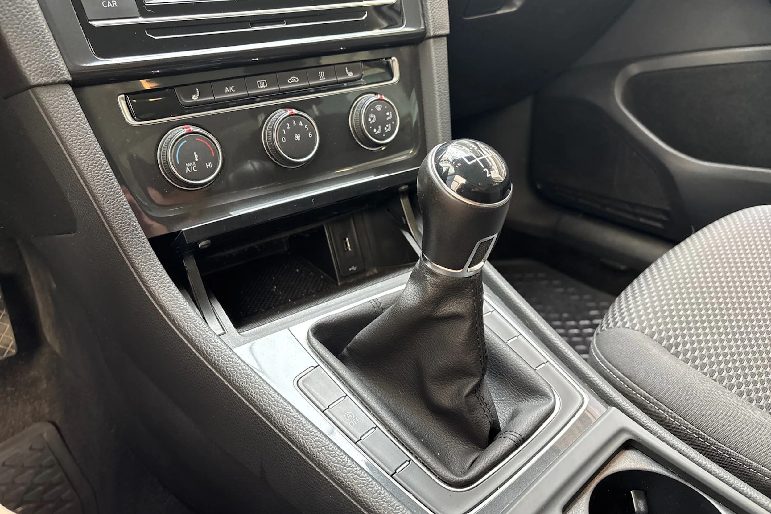 valkoinen Volkswagen Golf 2019 kuva 18.