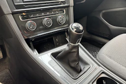 valkoinen Volkswagen Golf 2019 kuva 18.