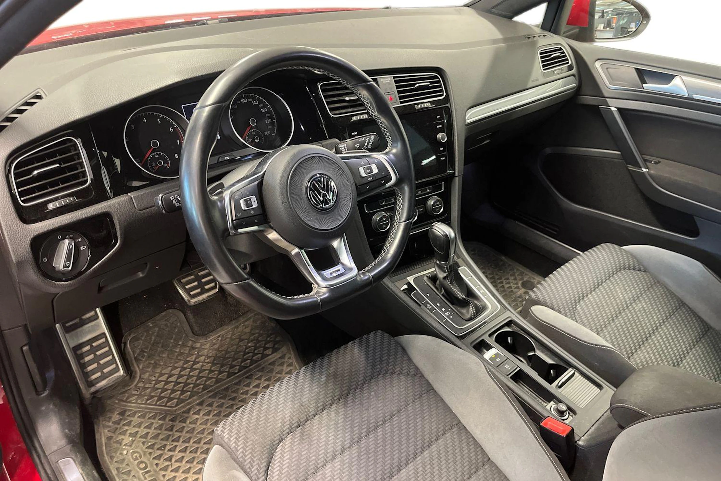 punainen Volkswagen Golf 2019 kuva 3.