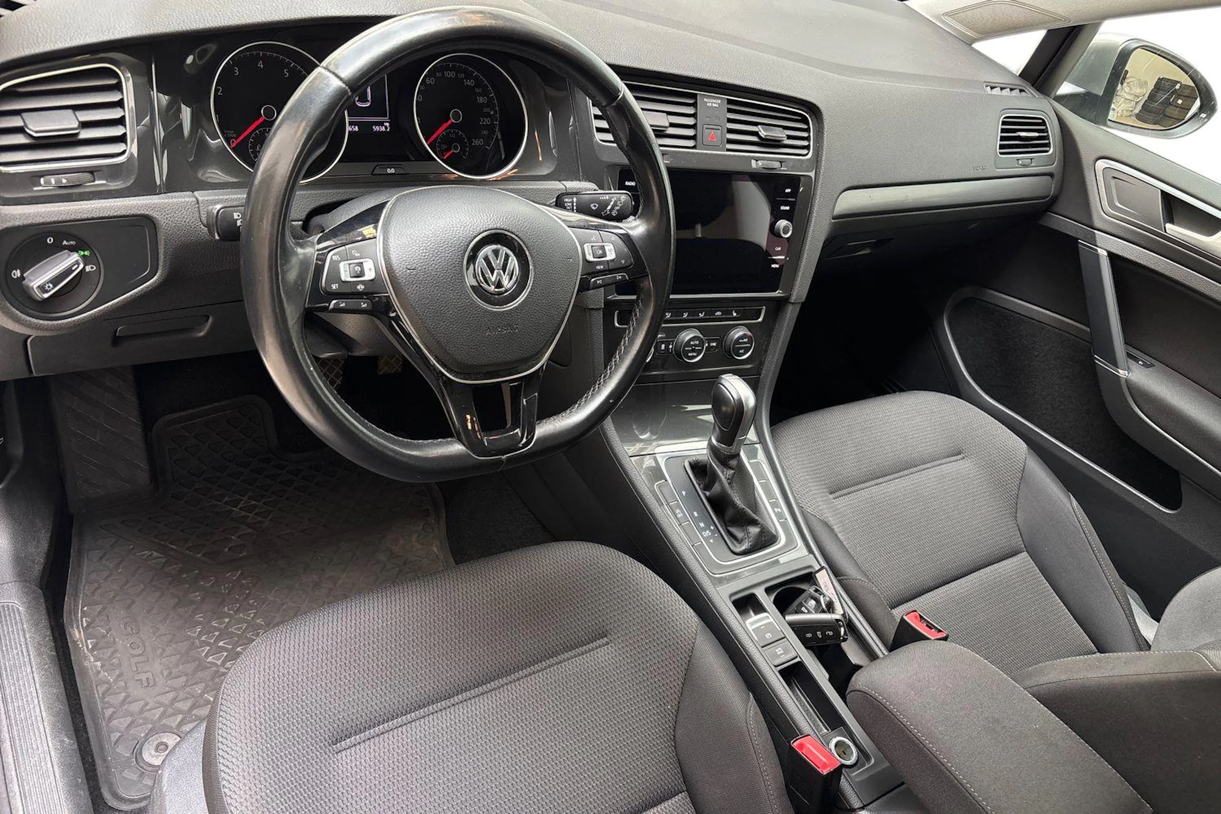 harmaa Volkswagen Golf 2019 kuva 8.
