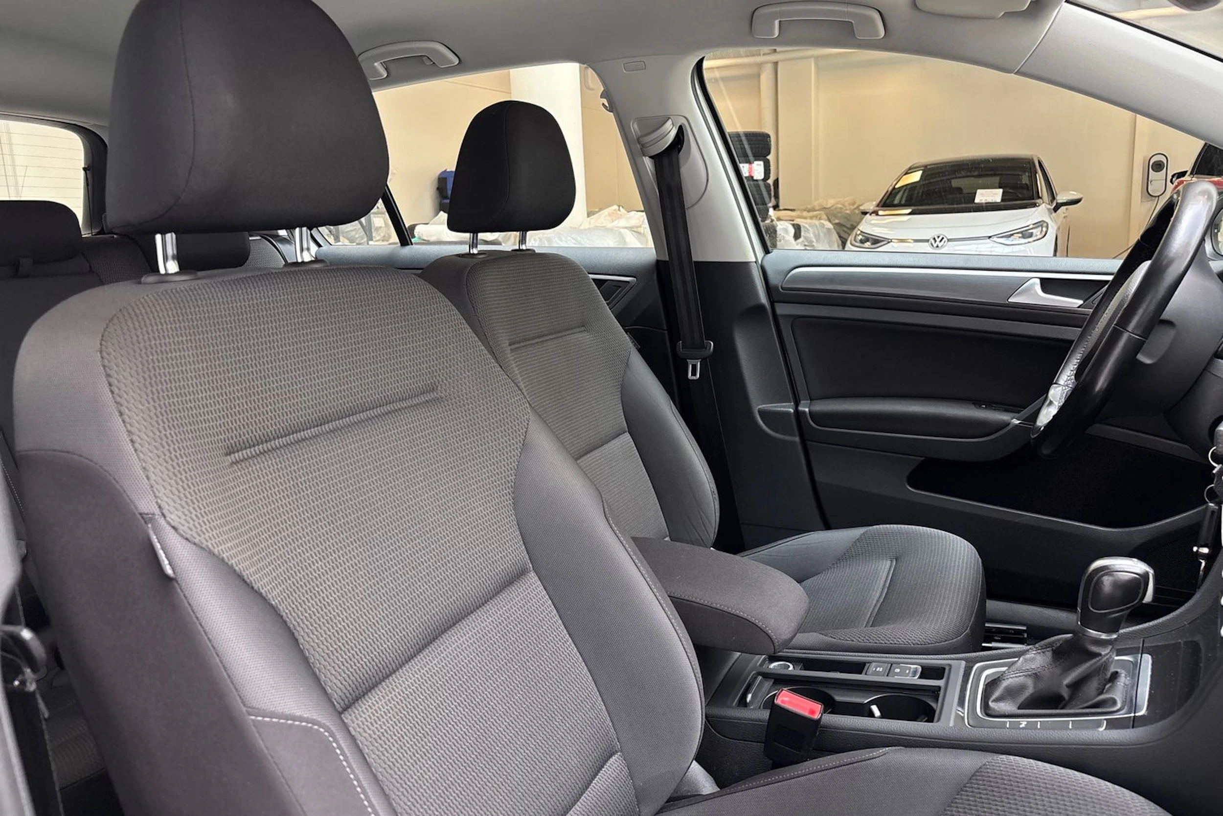 harmaa Volkswagen Golf 2019 kuva 23.