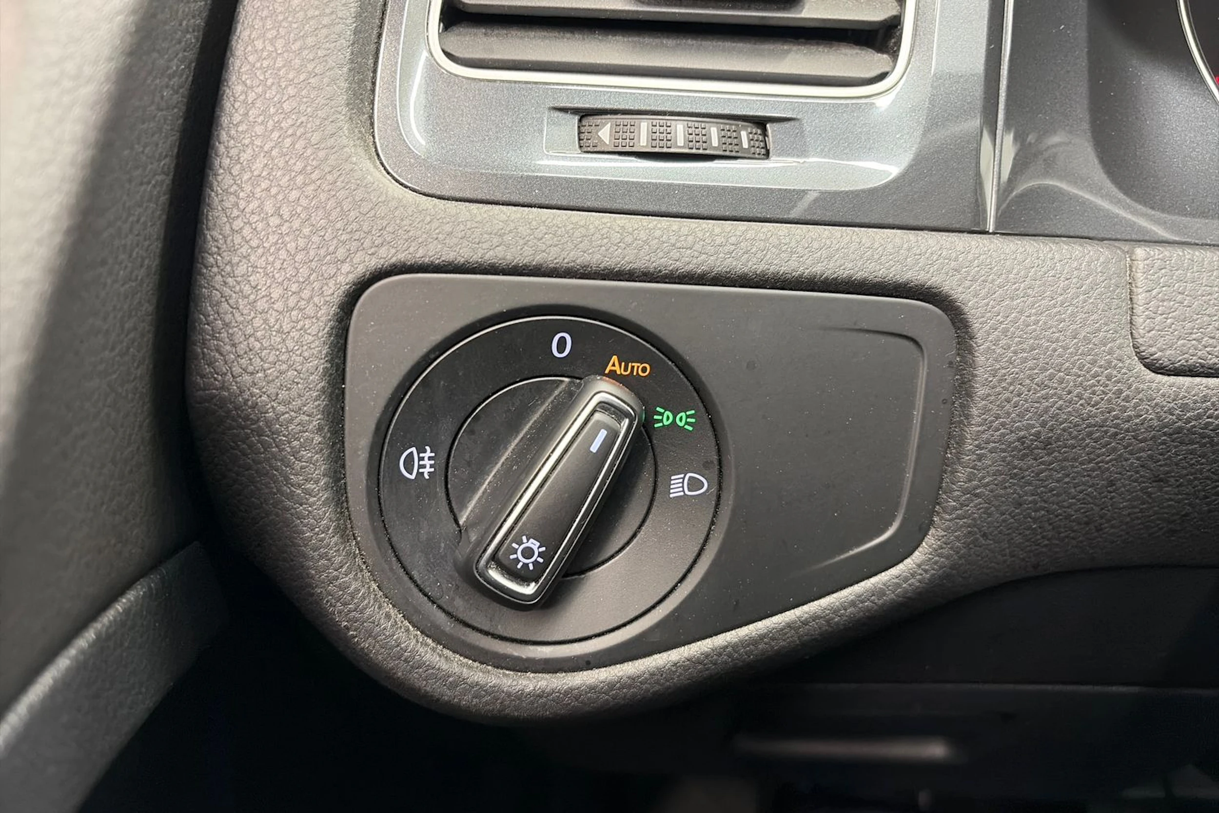sininen Volkswagen Golf 2019 kuva 21.