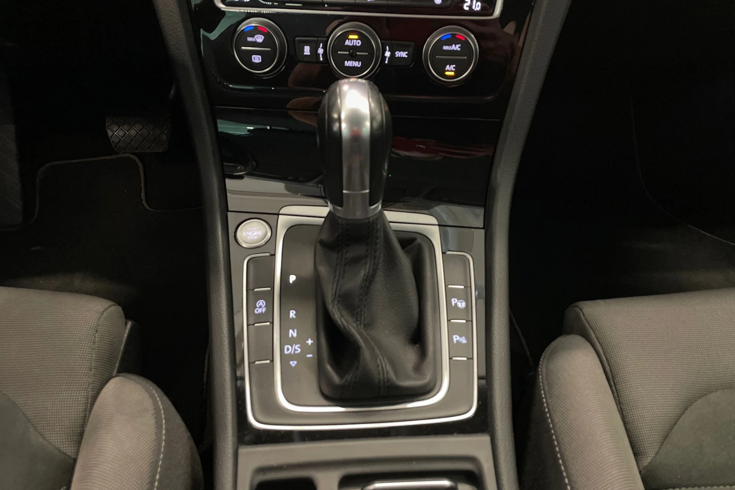 harmaa Volkswagen Golf 2019 kuva 30.