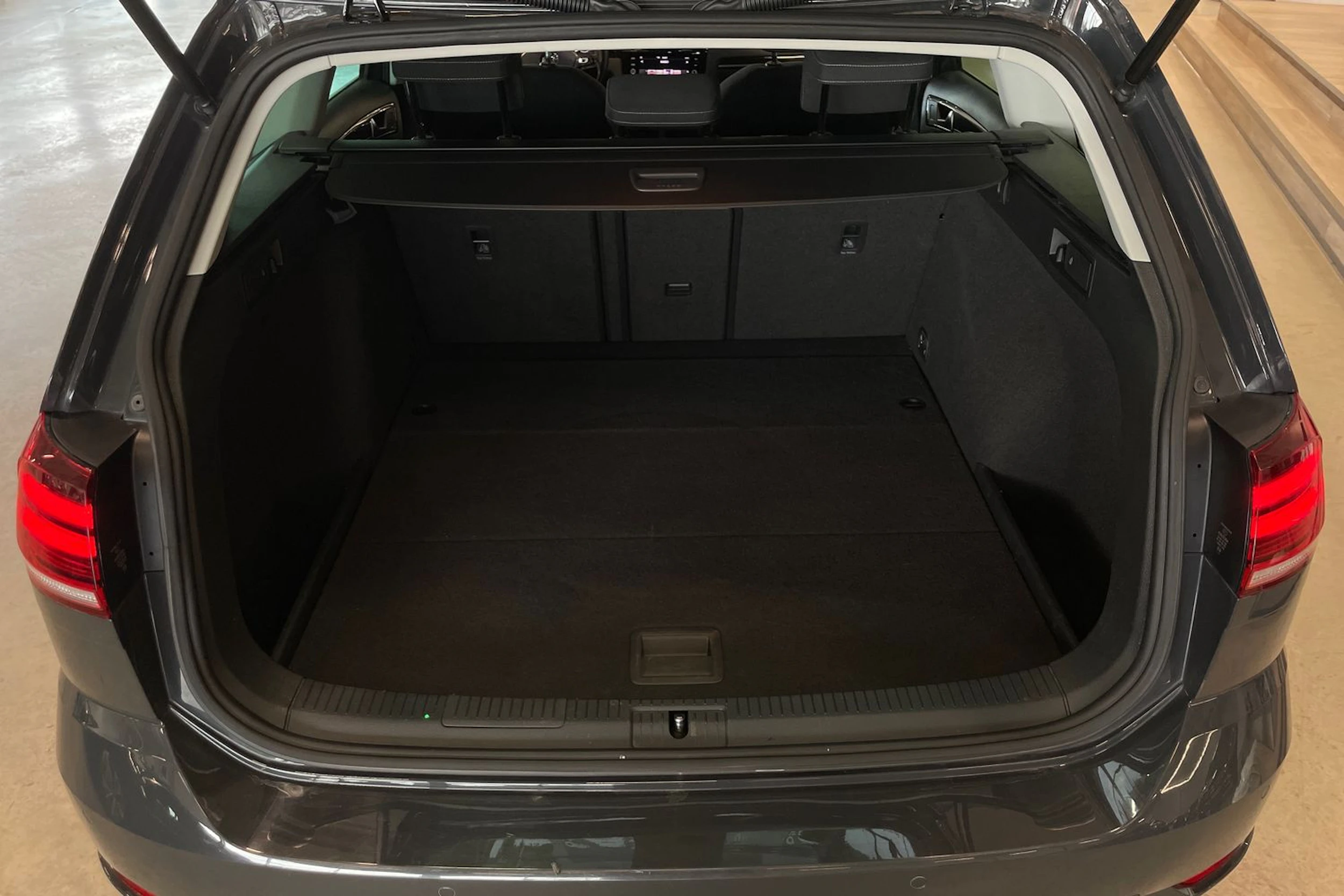 harmaa Volkswagen Golf 2019 kuva 31.