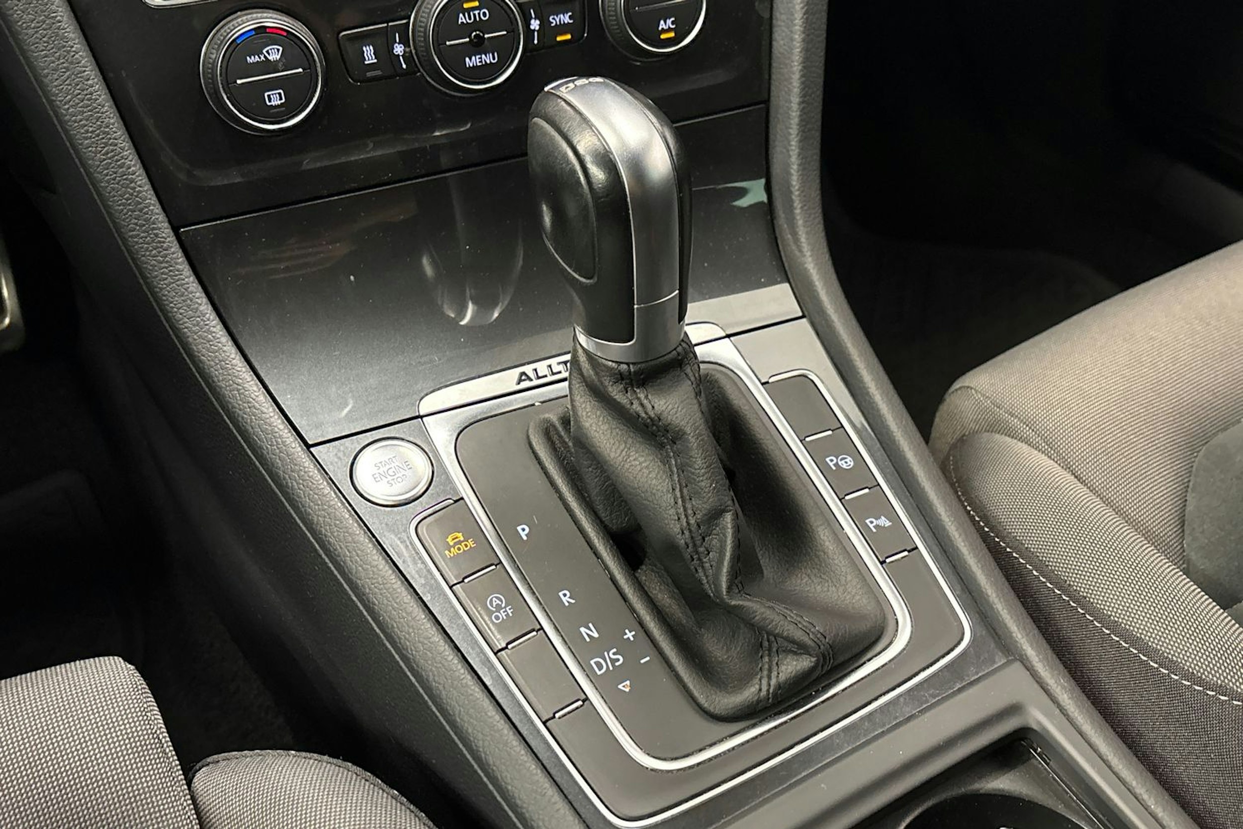 harmaa Volkswagen Golf 2019 kuva 26.