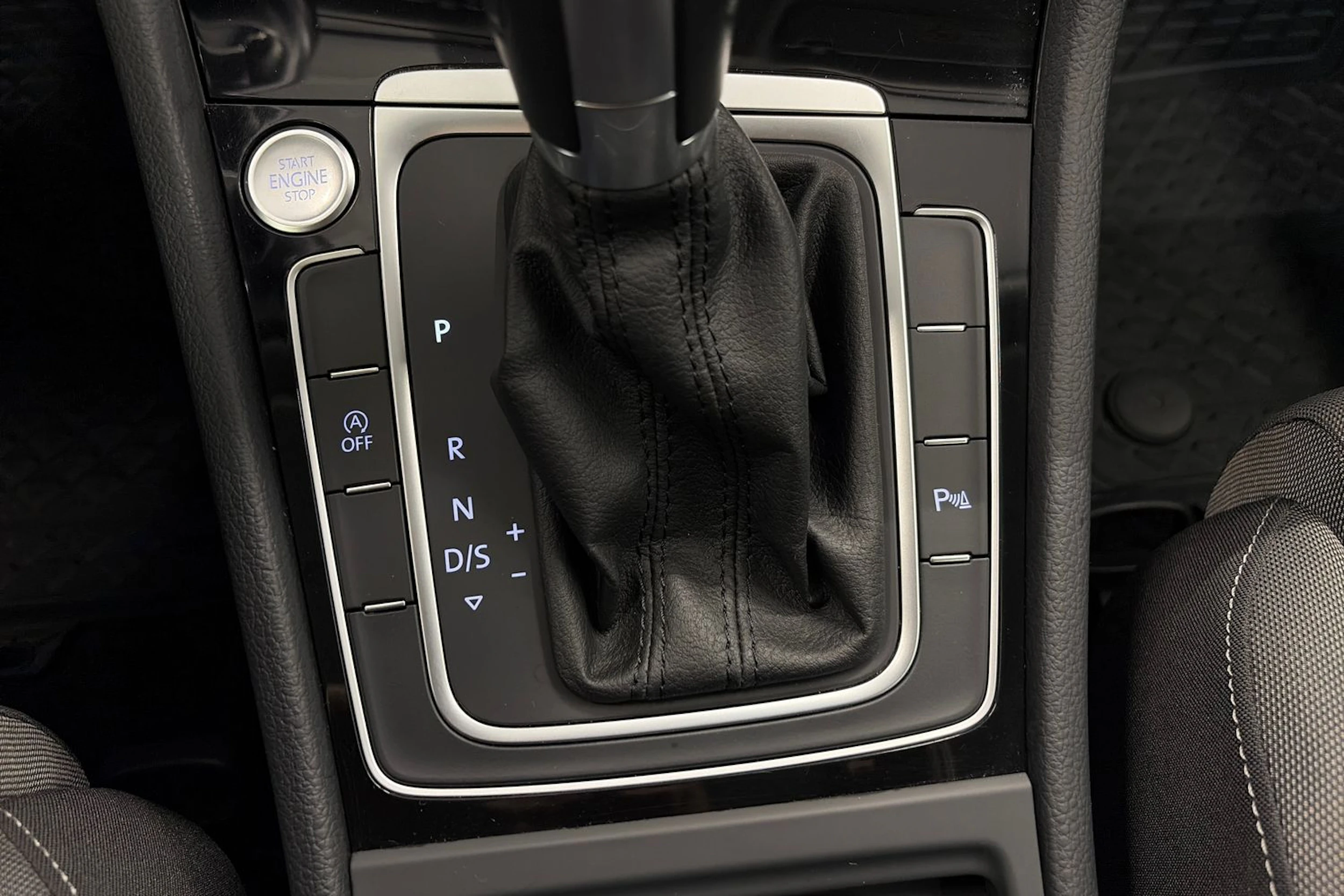 sininen Volkswagen Golf 2019 kuva 23.