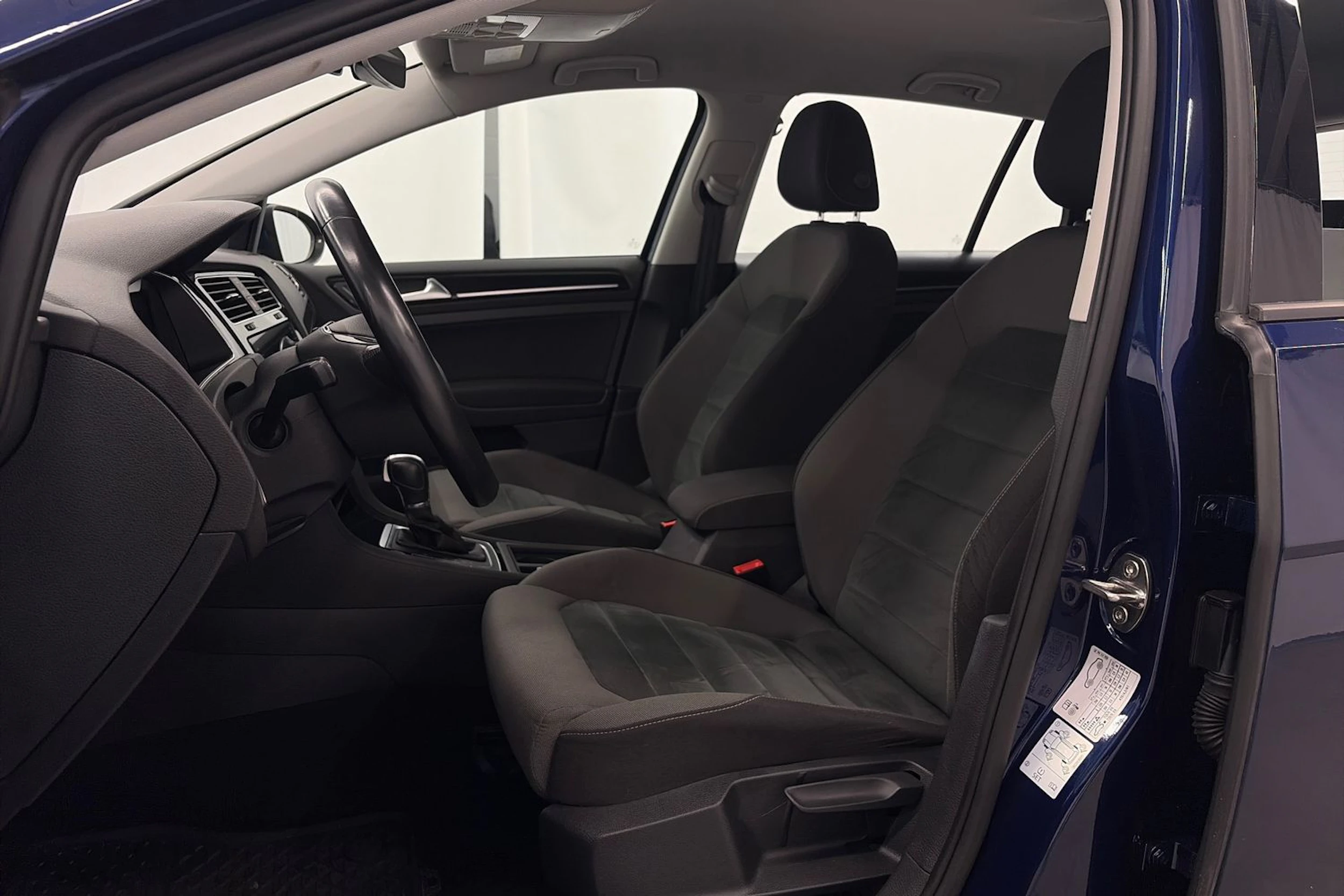 sininen Volkswagen Golf 2019 kuva 24.