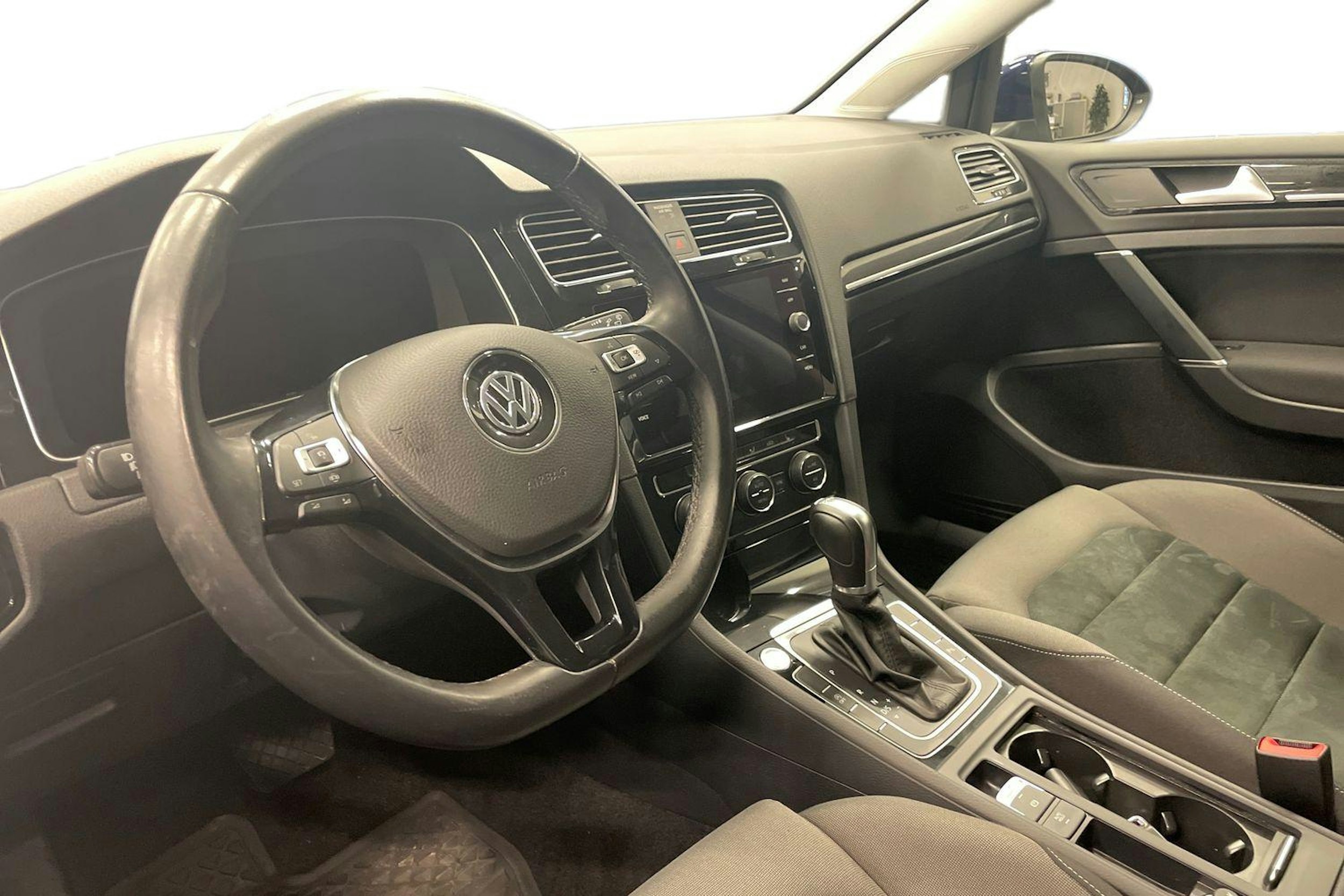Sininen Volkswagen GOLF 2019 kuva 7.