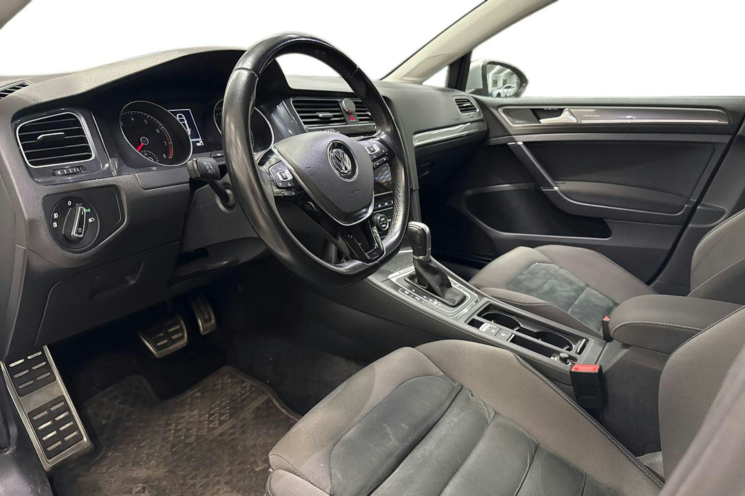 valkoinen Volkswagen Golf 2019 kuva 3.