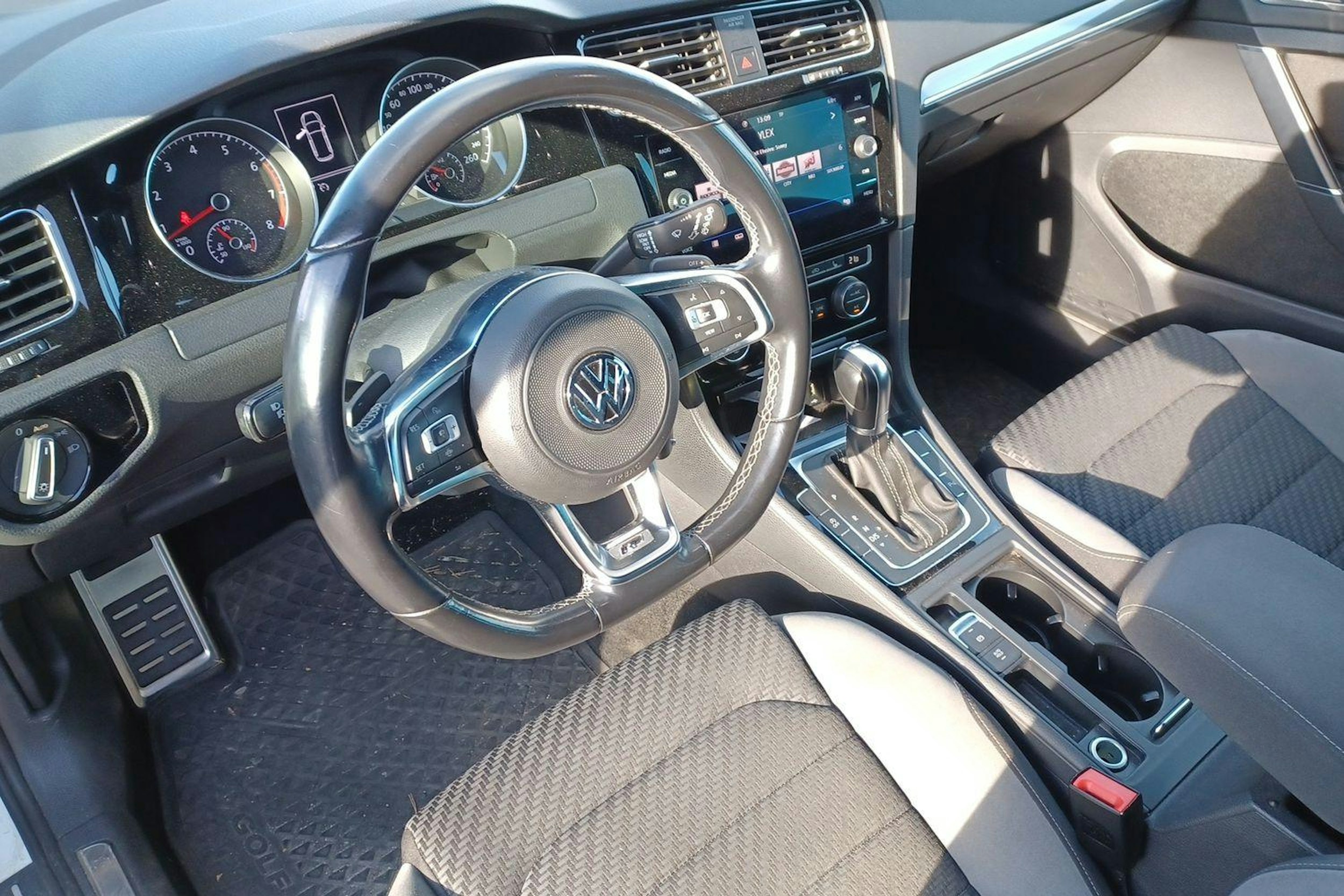 Valkoinen Volkswagen GOLF 2019 kuva 3.