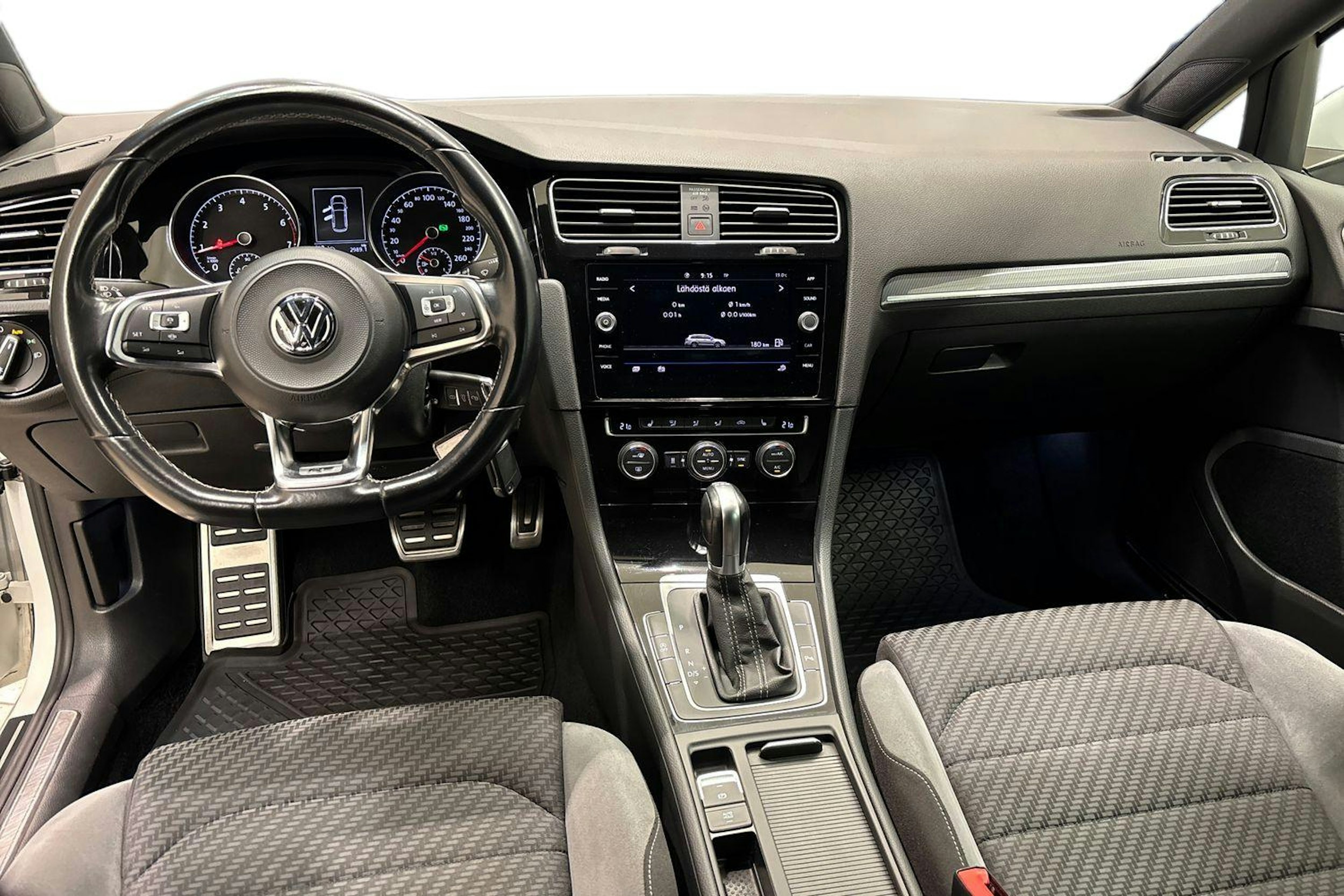 Valkoinen Volkswagen GOLF 2019 kuva 9.