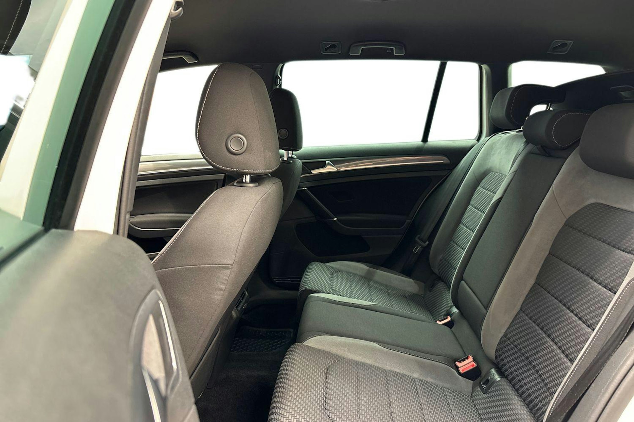 Valkoinen Volkswagen GOLF 2019 kuva 10.