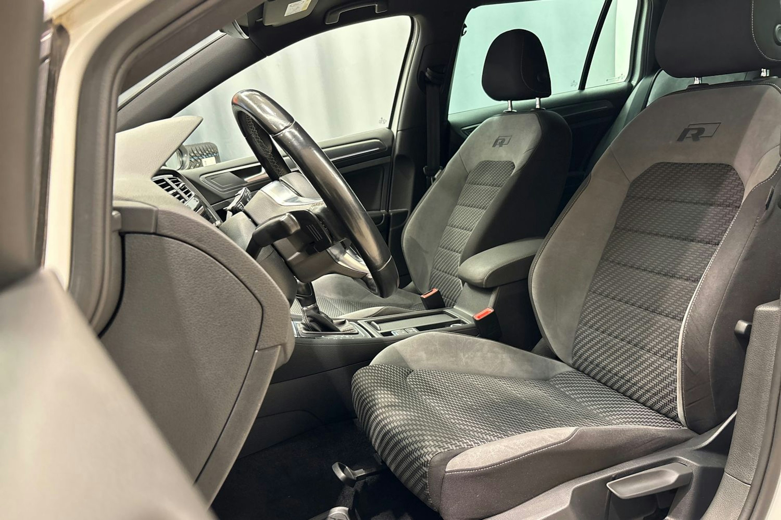 Valkoinen Volkswagen GOLF 2019 kuva 17.